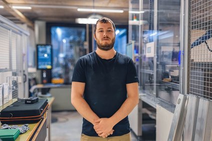 René Kaspar steht for der 5 Achs-CNC-Maschine