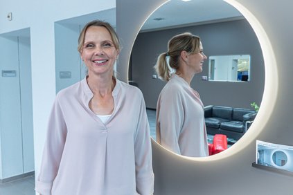 Daniela Koch CEO der Firma Schneider steht vor dem Spiegelschrank Schneider LUNE D2W
