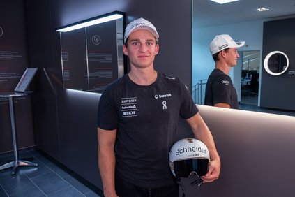 Marco Fischbacher - Weltcupskirennfahrer steht bei seinem Helmsponsor der Firma Schneider aus Flums im Showroom vor einem Spiegelschrank