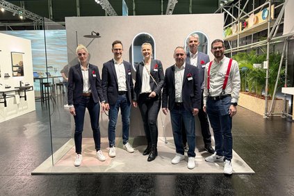 Schneider Team steht am Messestand