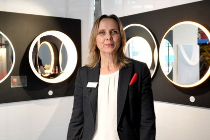 Geschäftsführerin Daniela Koch vor dem Schneider Stand an der Swissbau Inside