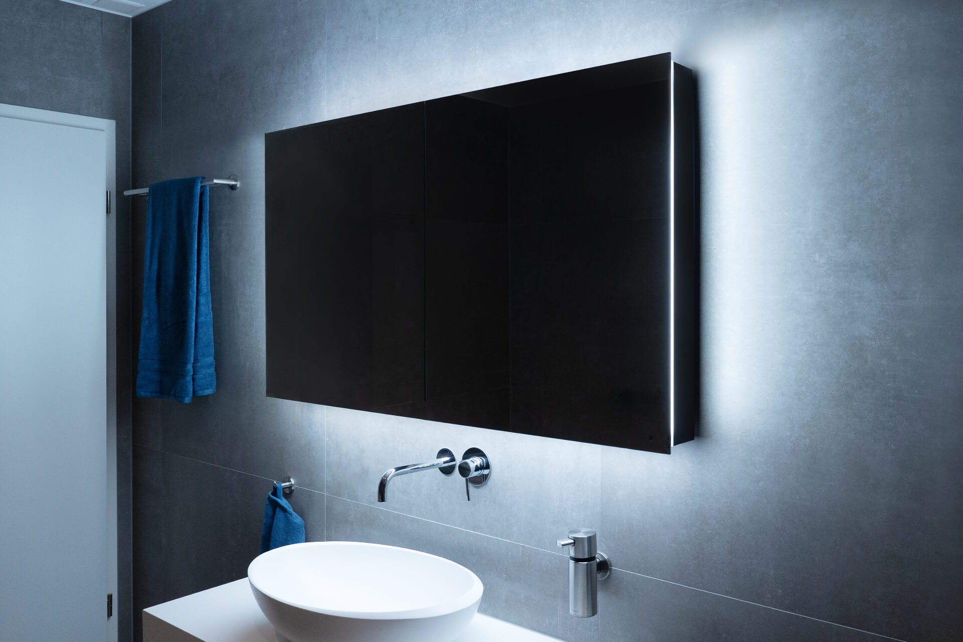 ADVANCED LINE COMFORT Spiegelschrank Spiegelschrank geschlossen mit Beleuchtung aussen.