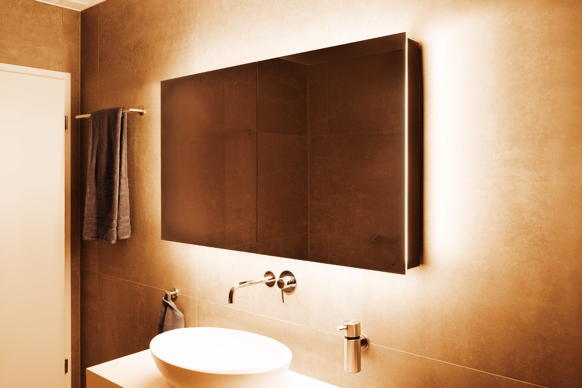 ADVANCED LINE COMFORT Spiegelschrank Spiegelschrank geschlossen mit Beleuchtung aussen rundum.