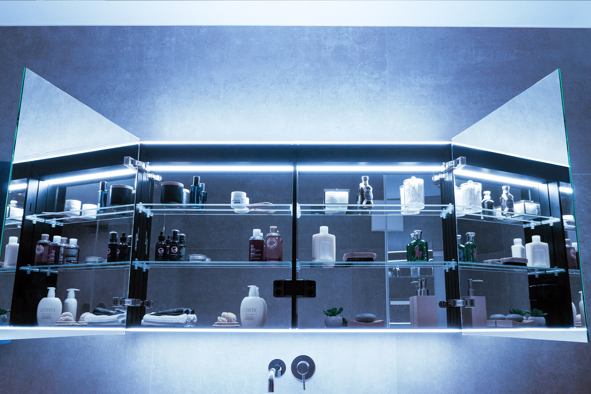 ADVANCED LINE COMFORT Spiegelschrank Spiegelschrank geöffnet von vorne mit Beleuchtung innne und aussen.