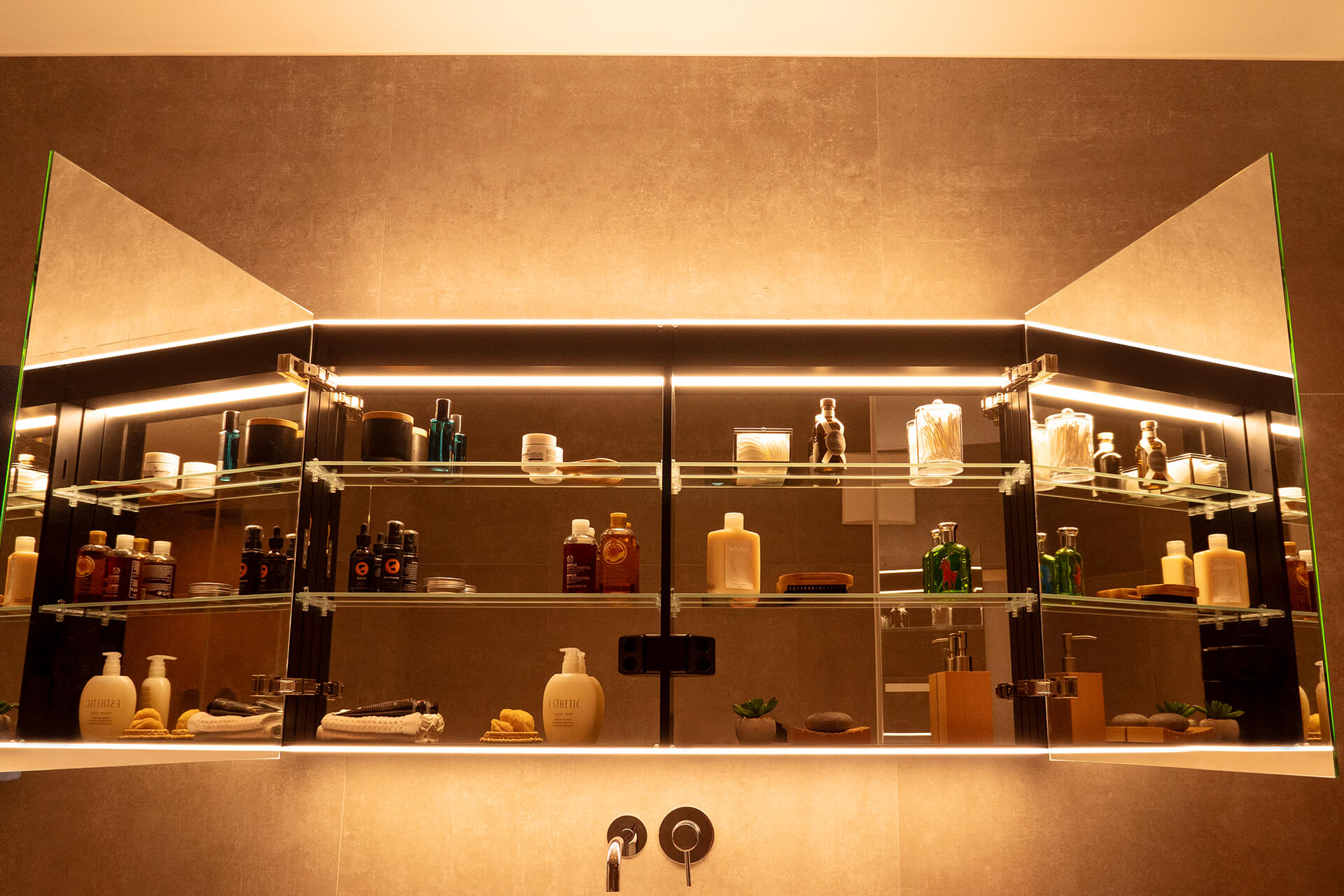 ADVANCED LINE COMFORT Armoire-miroir Armoire de toilette ouverte à l'avant avec éclairage intérieur et extérieur tout autour.