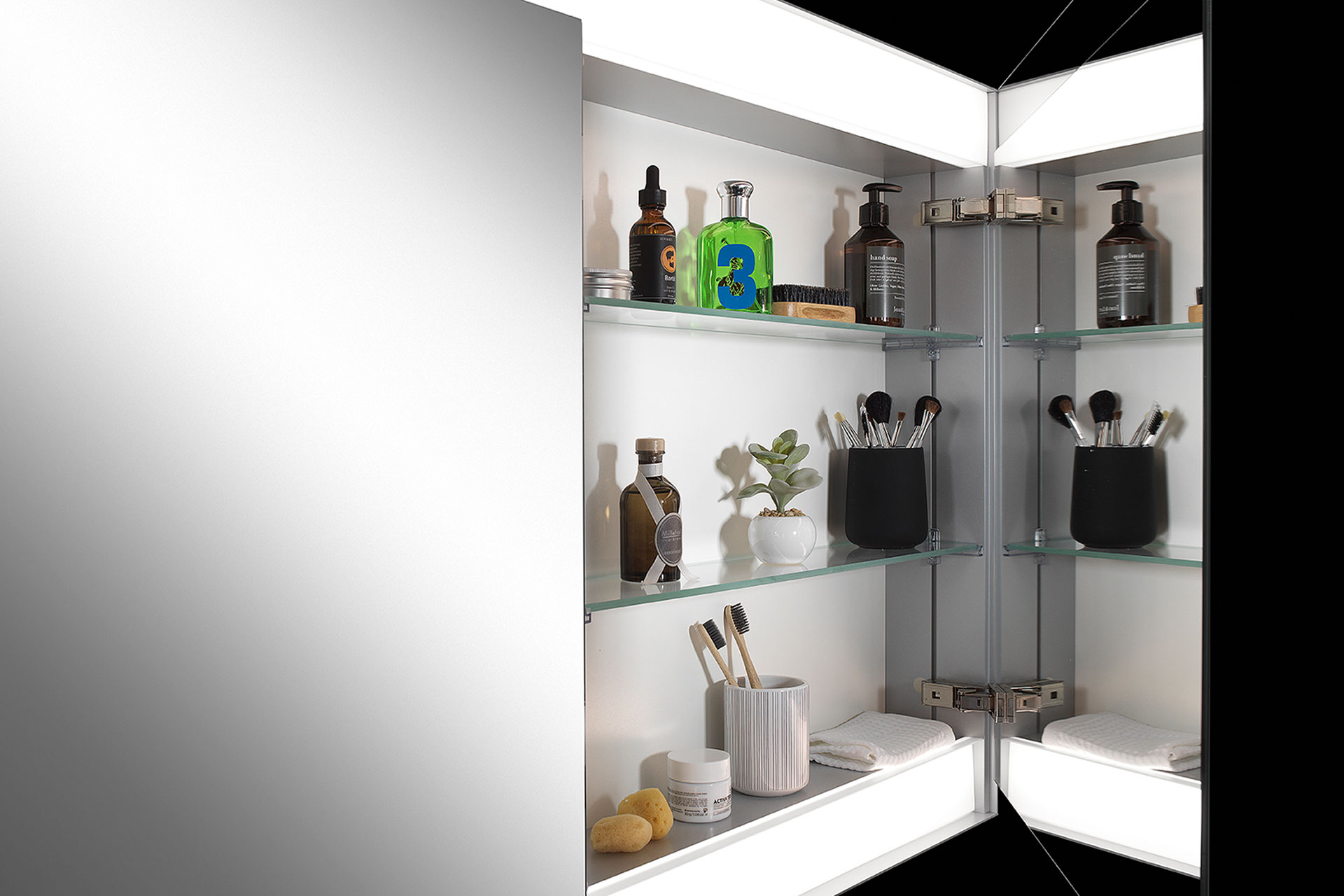 ADVANCED Line Superior HCL Spiegelschrank erfüllt die höchste ästhetische Ansprüche an das Bad. ADVANCED Line Superior HCL Spiegelschrank mit geradliniger Doppeltür.