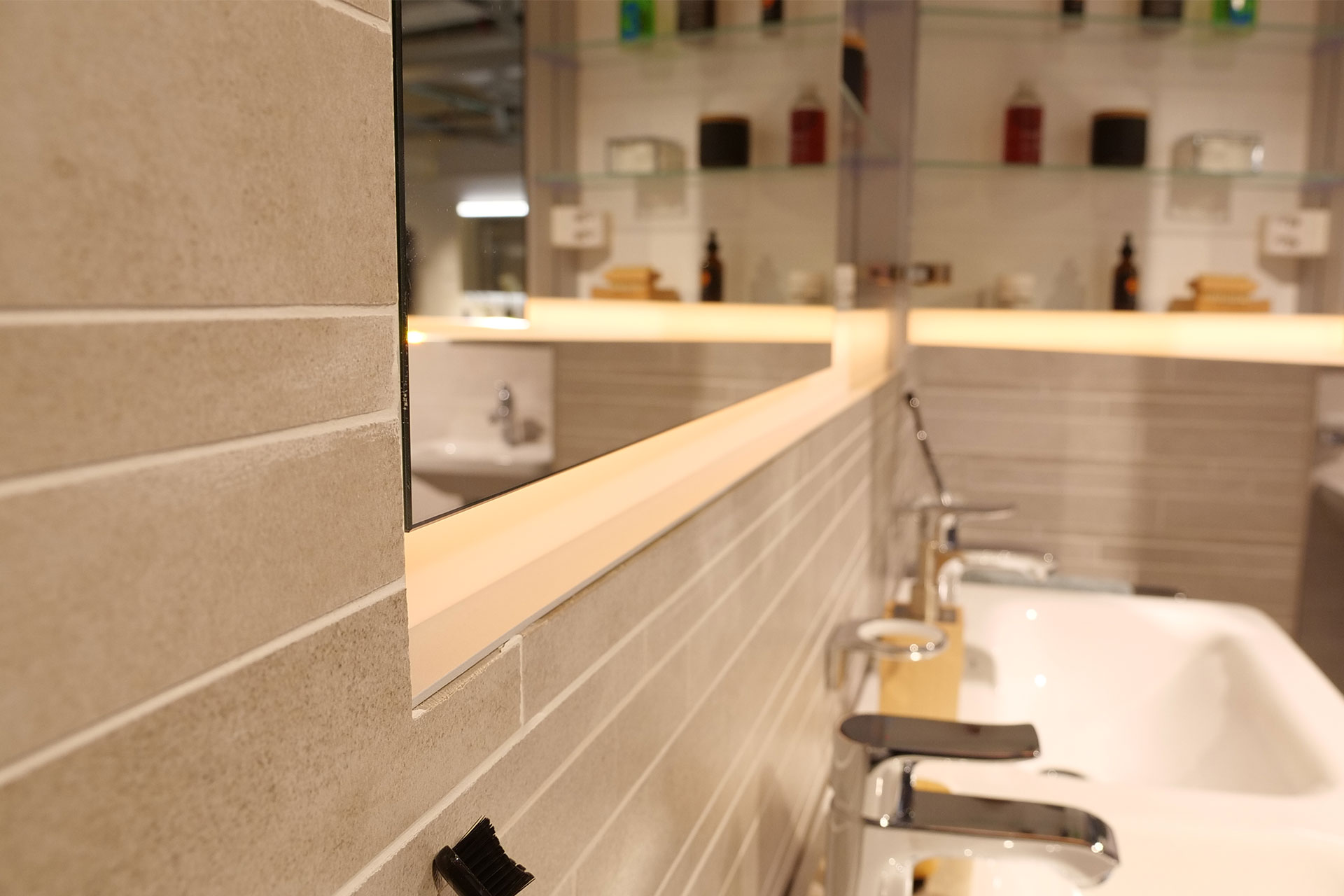 ADVANCED Line Superior HCL Spiegelschrank - Die hinterleuchtete Griffnische gestaltet das Öffnen des Spiegelschranks besonders komfortabel. ADVANCED Line Superior HCL Spiegelschrank Ansicht von unten.