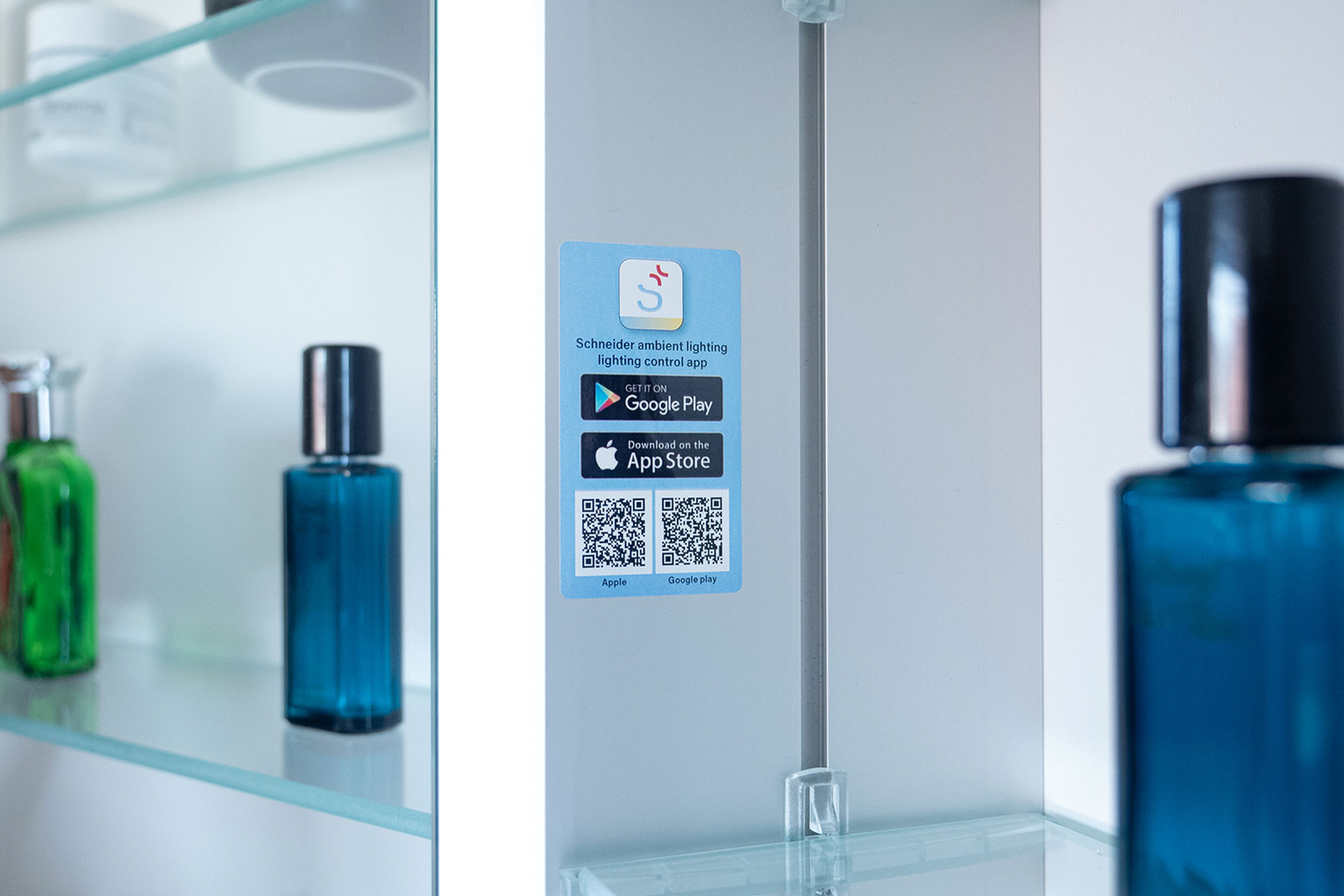 ADVANCED Line Superior HCL Spiegelschrank - Die Lichtfarbe lässt sich über die App oder die Folientastatur verstellen. ADVANCED Line Superior HCL Spiegelschrank Detail mit Folientastatur.