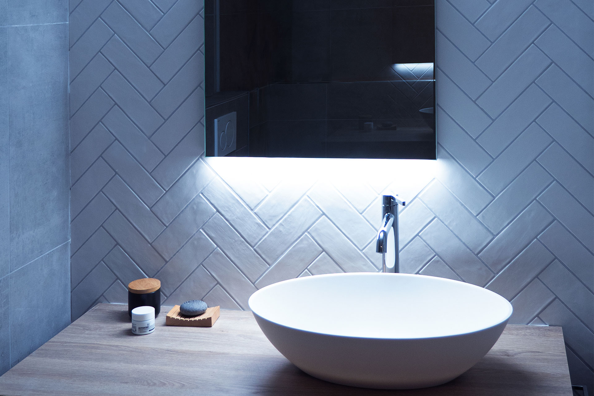 ADVANCED Line Ultimate TW – Dimmable light and adjustable light colour Thanks to the dimmable tunable white light feature, the light colour can be changed according to your mood, from warm to cold and from romantic candlelight to bright daylight.