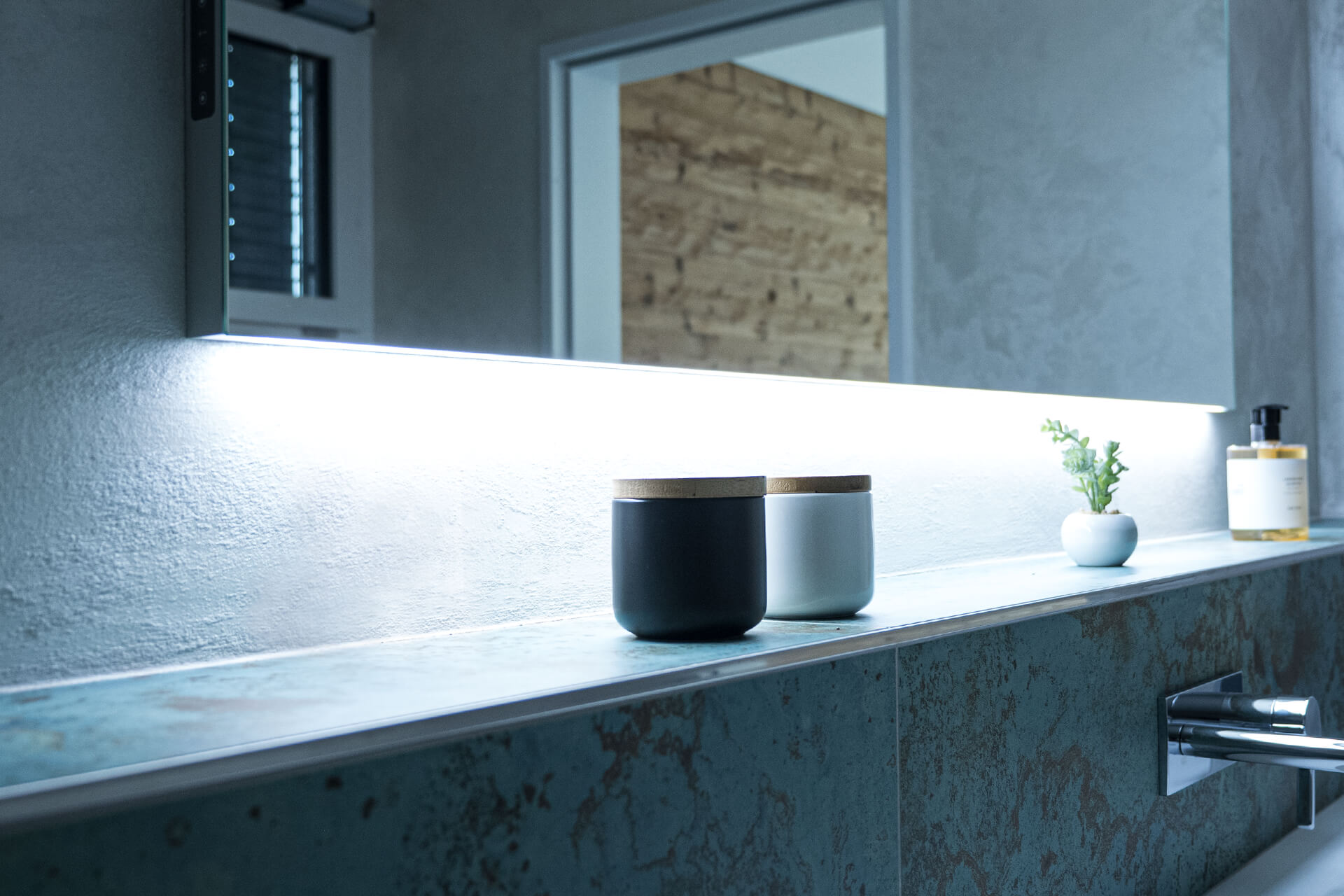 ADVANCED Line Ultimate SP – shadow-free, glare-free, natural lighting. Light mirror detail view below with light.