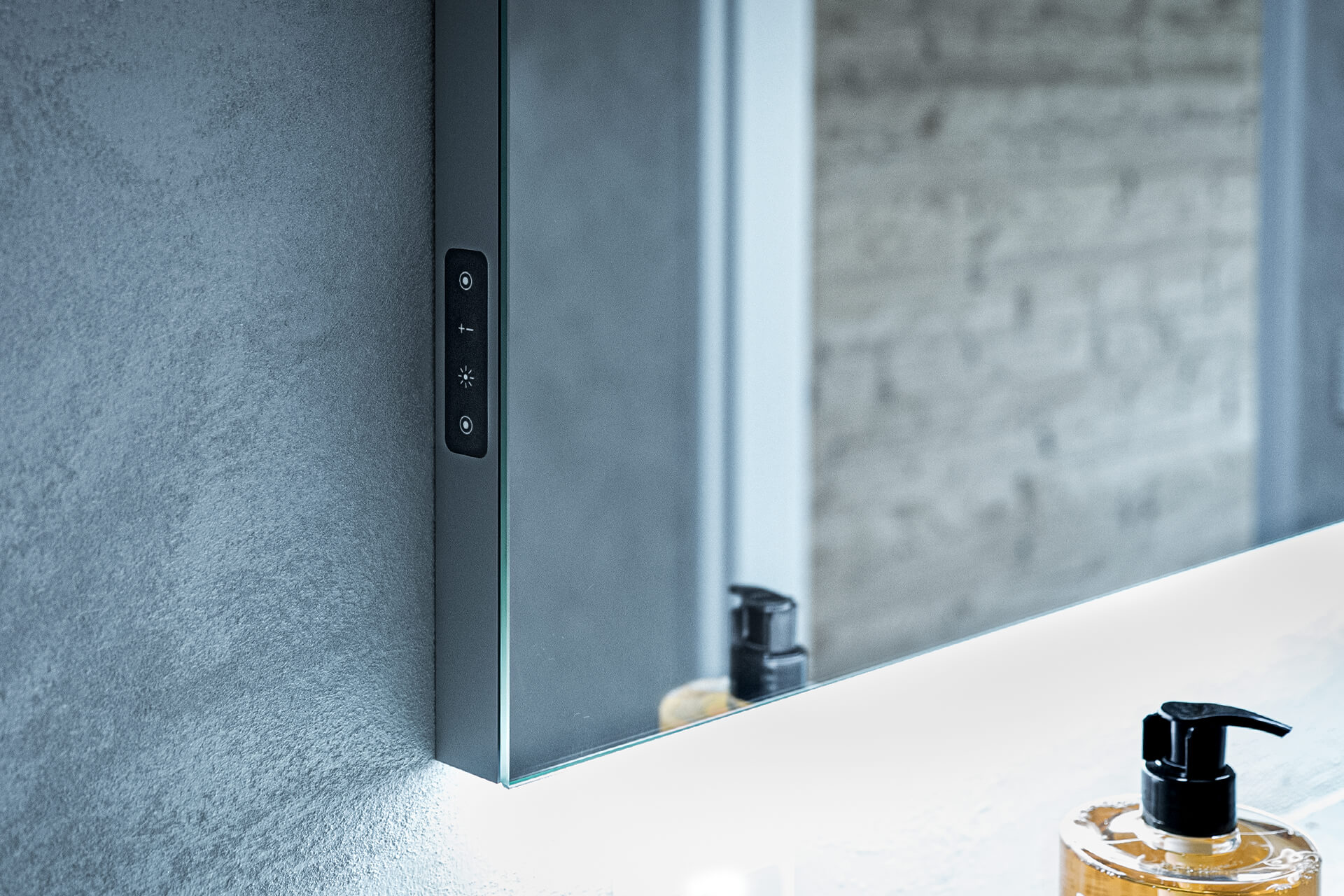 ADVANCED Line Ultimate SP – reiner Lichtspiegel ohne Schrank. Lichtspiegel Detail Ansicht mit Folientastatur.