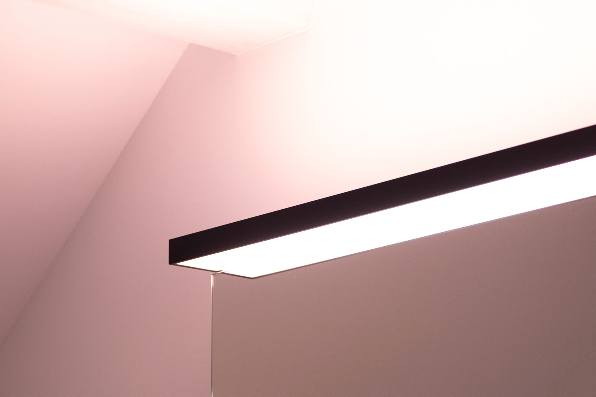 Advanced Line Ultimate TW - always with the perfect, adjustable brightness for applying make-up, shaving, hair styling. Advanced Line Ultimate TW Mirror cabinet shelf cover top underside.