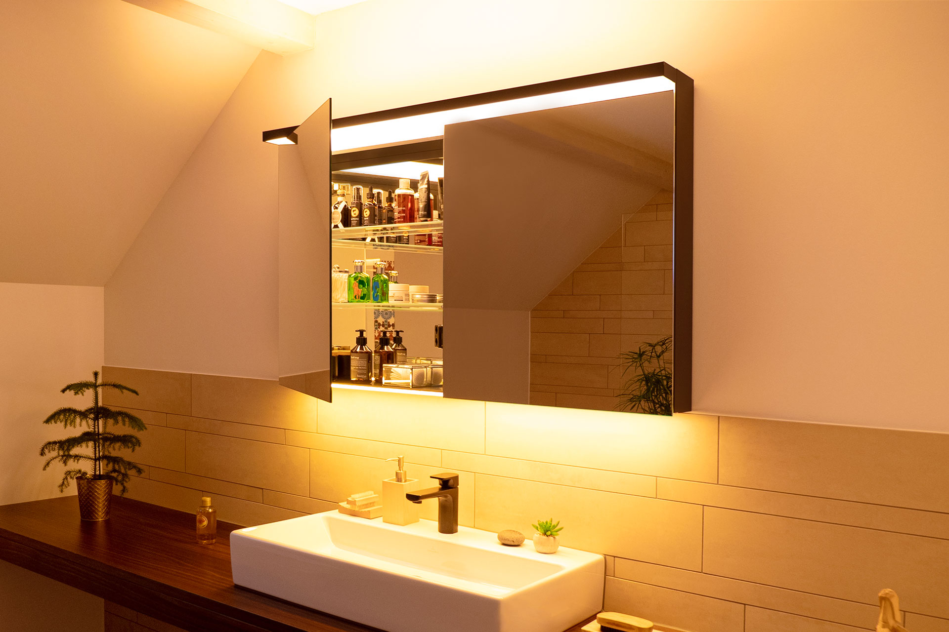 Advanced Line Ultimate TW - The arc of light indirectly illuminates the bathroom, providing the ideal light for skin care routines with no annoying, harsh shadows. Advanced Line Ultimate TW Spiegelschrank milieu detail.