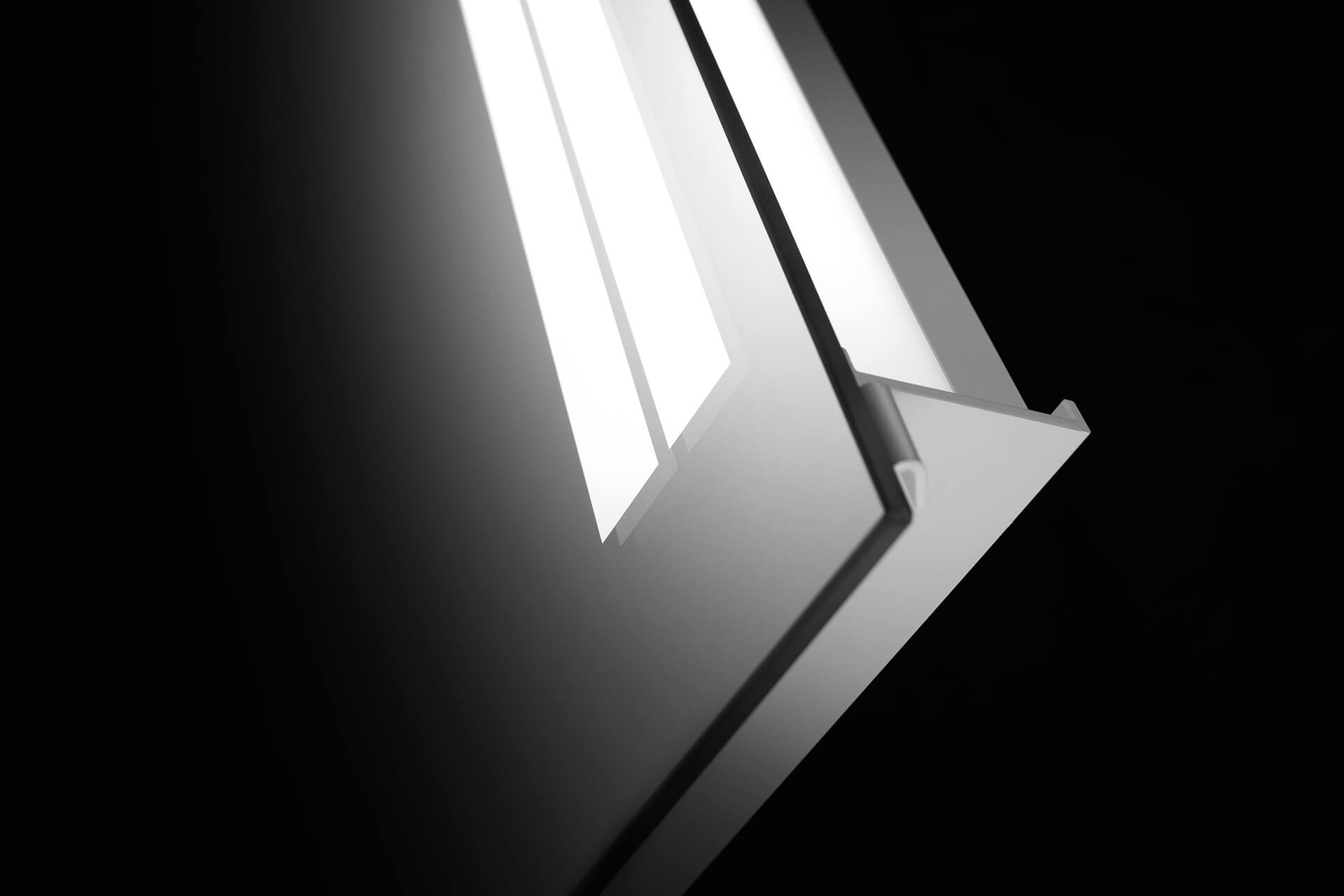 Le miroir lumineux ARANGA Line LED donne une touche d’élégance discrète à votre salle de bains. ARANGA Line LED Miroir lumineux coin avec fond noir.