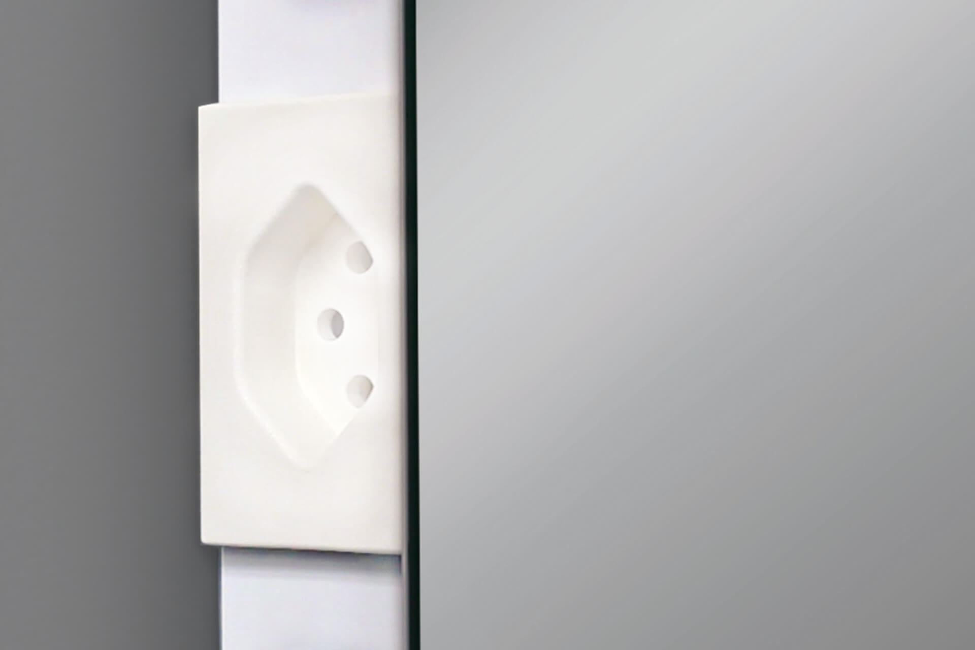 ARANGA Line LED Miroir lumineux - liberté pour le positionnement de la prise et des interrupteurs. ARANGA Line LED Miroir lumineux Prise disponible en option.