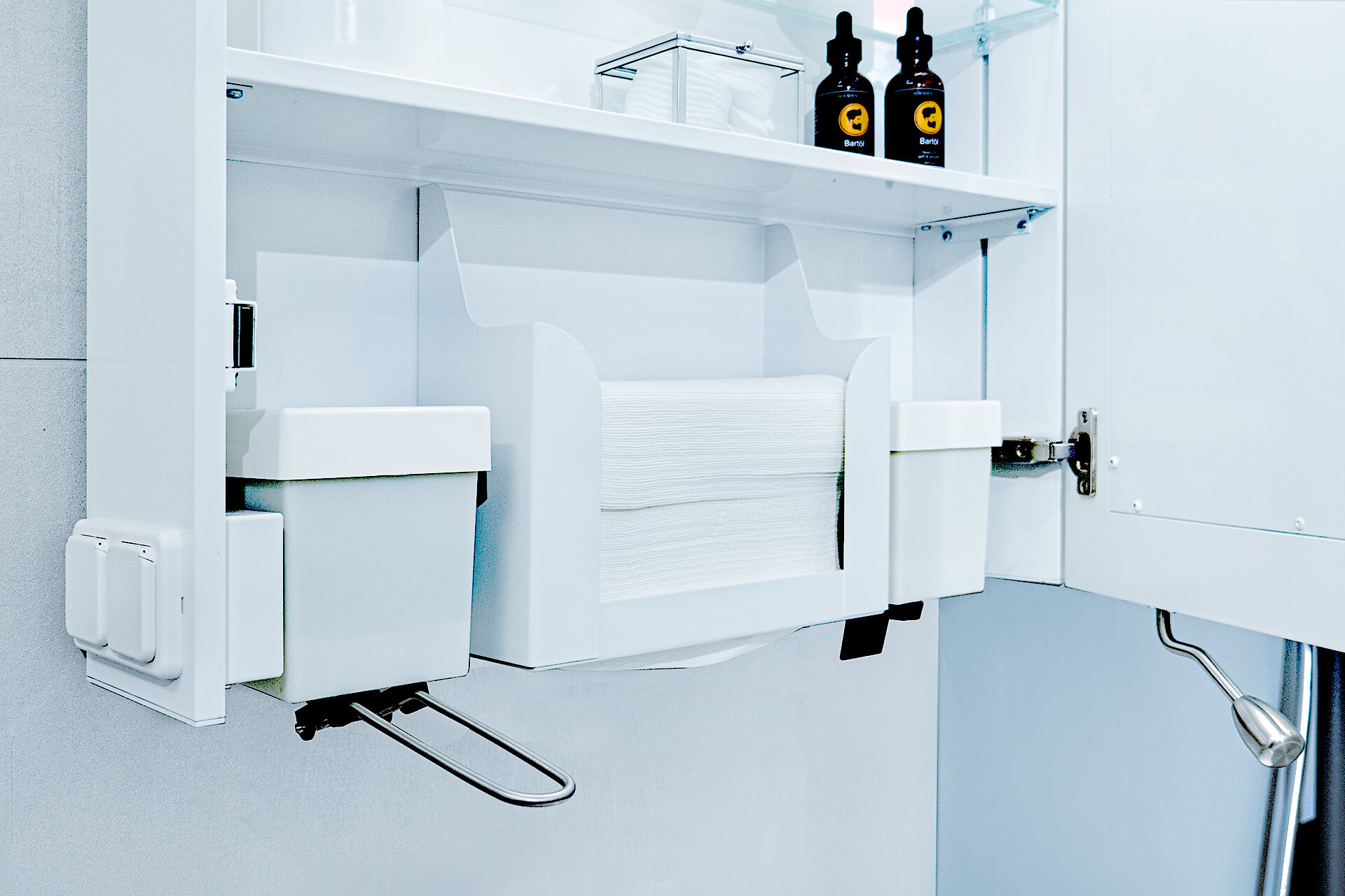 Schneider CARE LED Armoire-miroir - Le premier choix pour les cabinets médicaux, les cliniques et les homes Armoire de toilette ouverte Détails en bas.