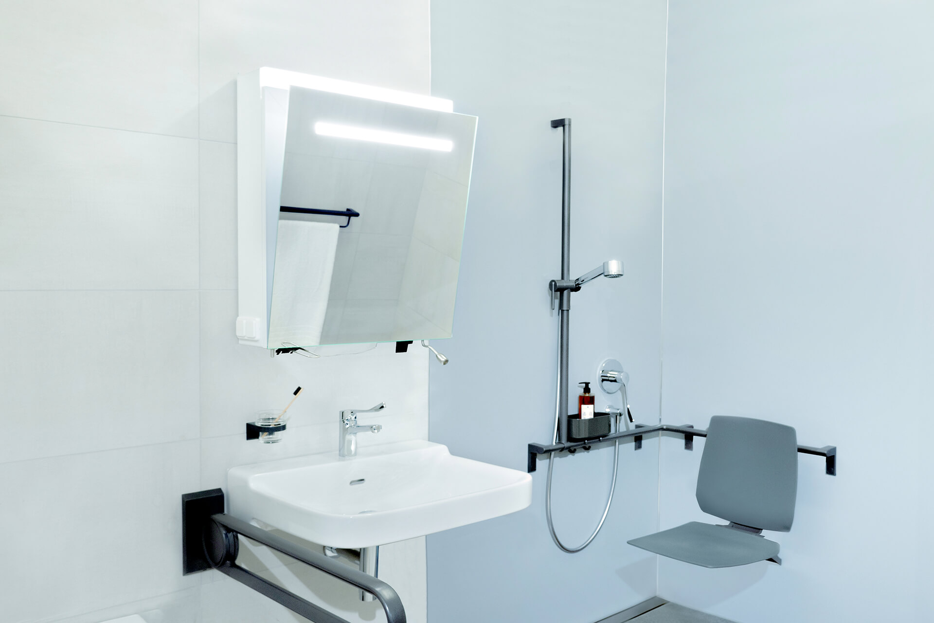 Schneider CARE LED Armoire-miroir - Miroir basculant Armoire de toilette fermée avec miroir basculé.