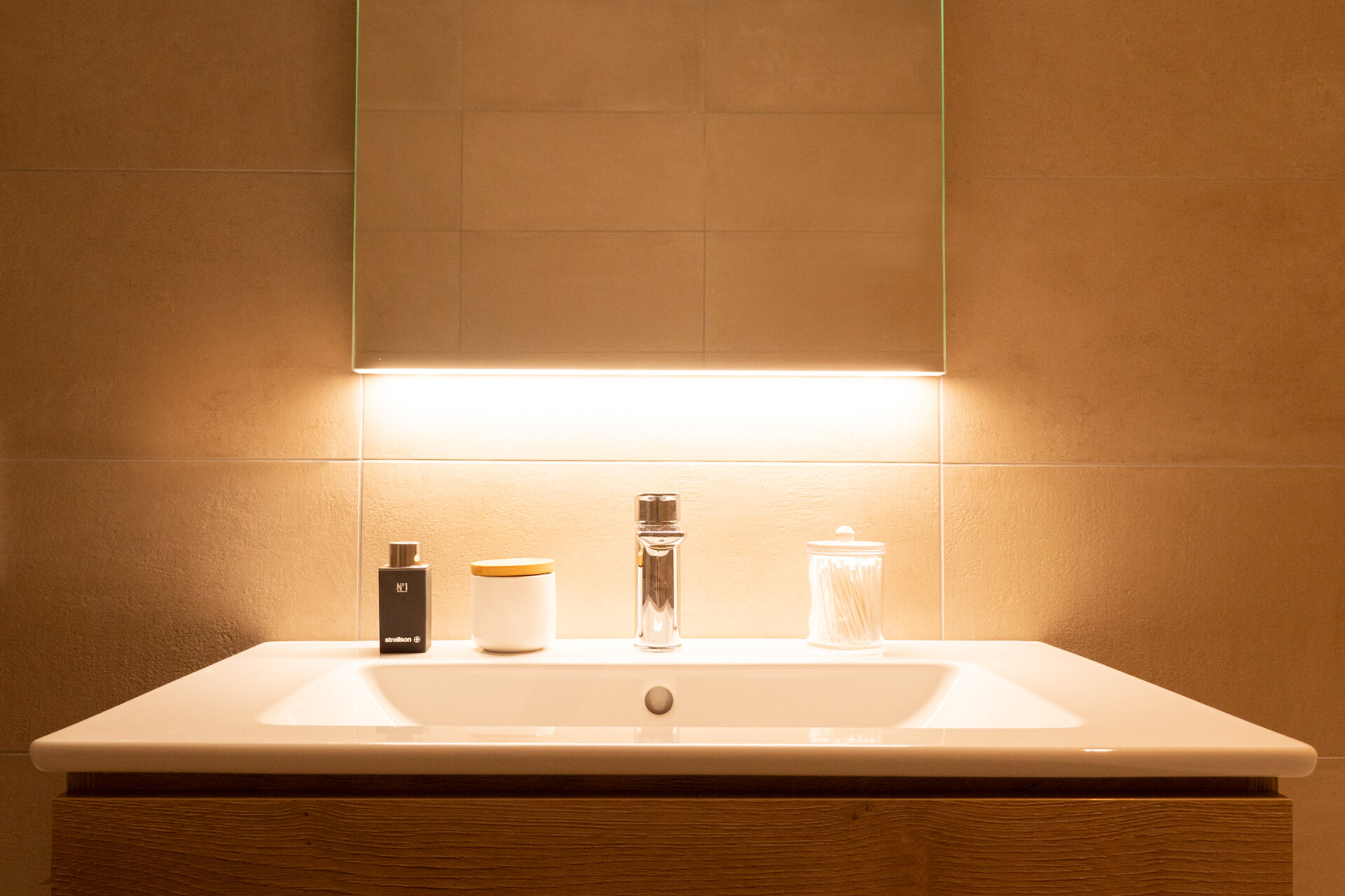 DAILY Line Comfort SP – mince, élégant, simple Miroir lumineux vue de détail ci-dessous avec lumière.