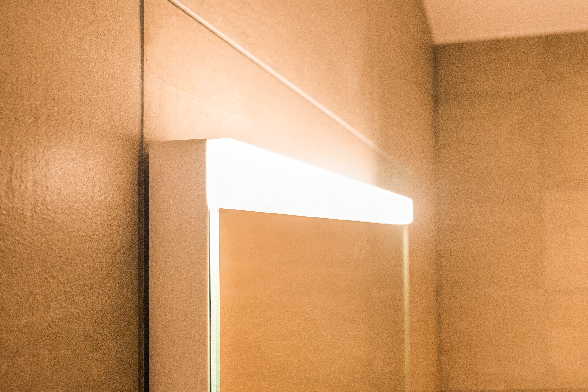 DAILY Line Comfort SP – Éclairage idéal Détail du miroir lumineux vue de dessus avec écran lumineux.