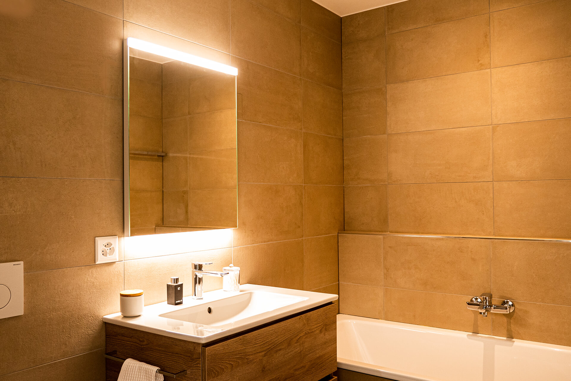 DAILY Line Comfort SP – disponible dans les couleurs de lumière de 4000 kelvins (blanc neutre) ou 3000 kelvins (blanc chaud) Miroir lumineux vue générale avec lumière indirecte au-dessus et en dessous.