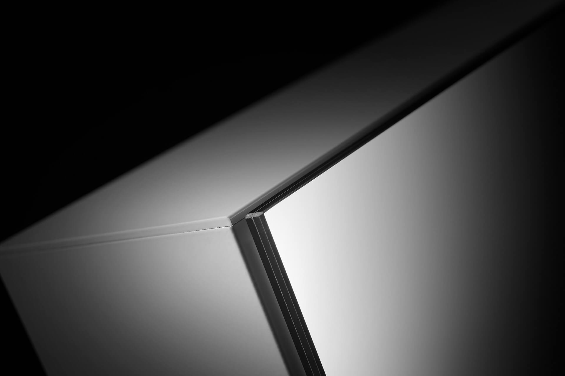 EASY Line Comfort Spiegelschrank Ecke mit schwarzen Hintergrund.