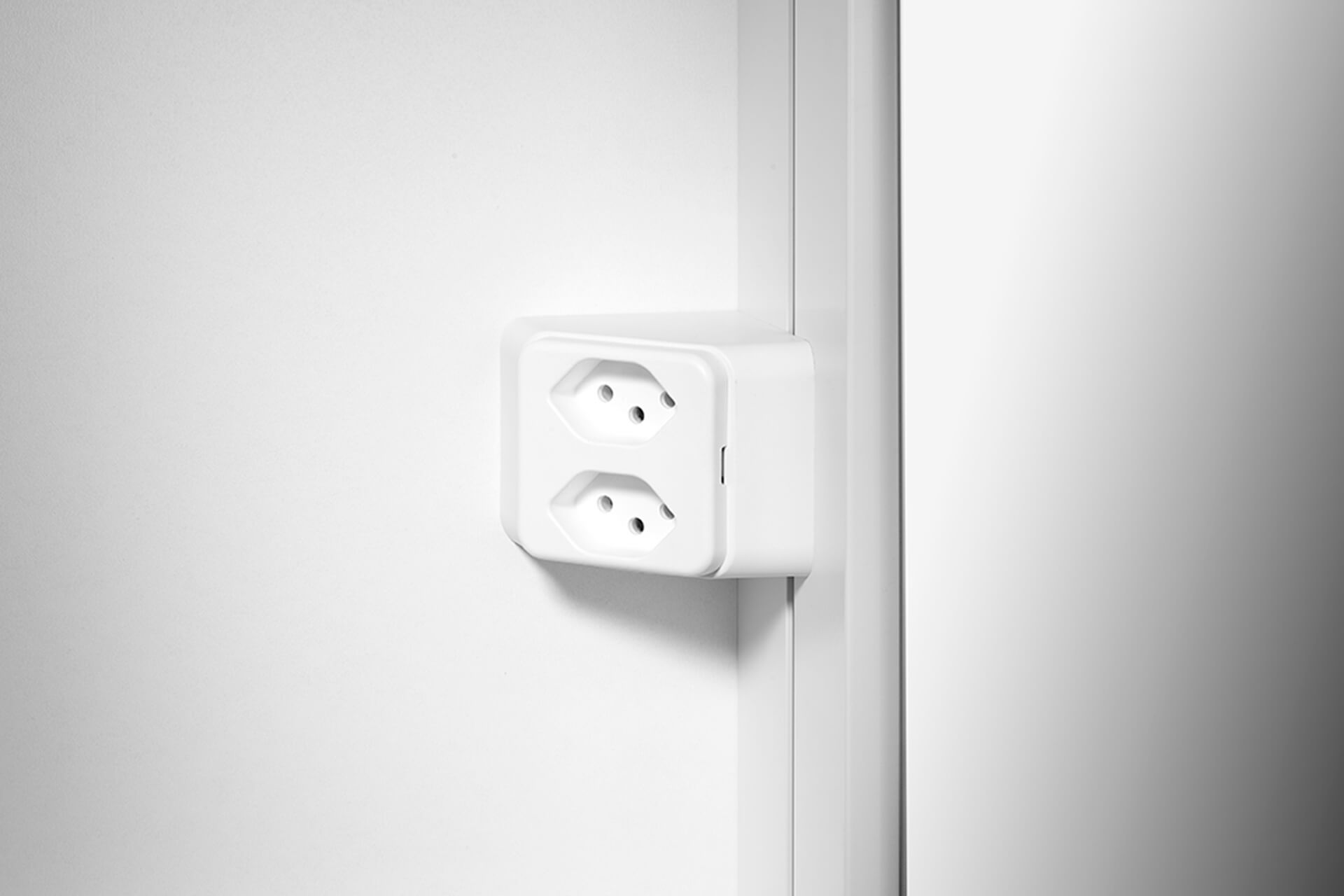 EASY Line Comfort Spiegelschrank Doppelsteckdose unten.