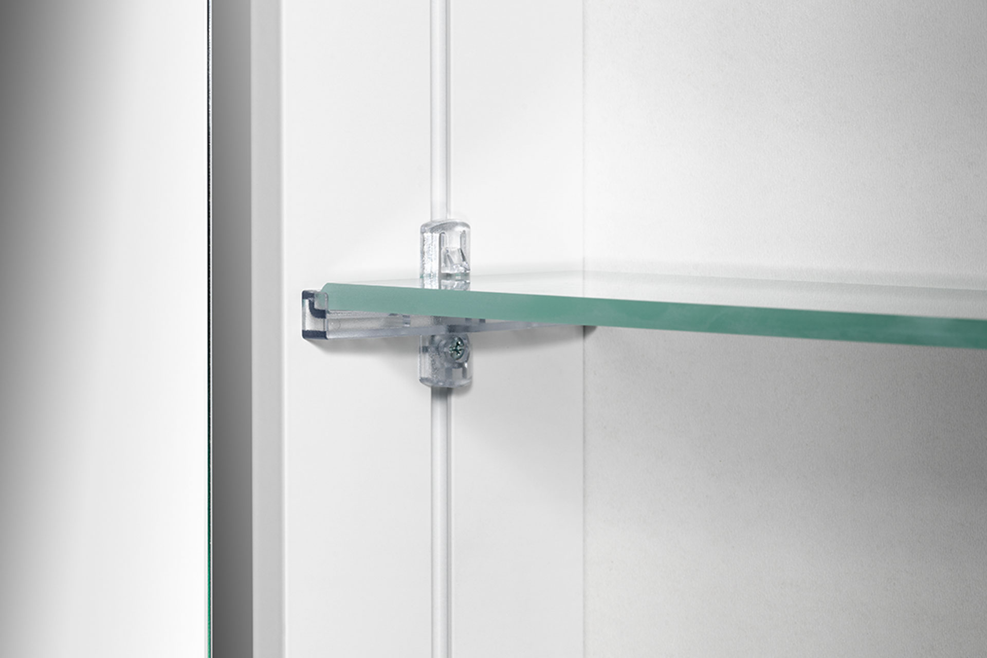 Schneider GLOW D2W Spiegelschrank - Stufenlos verstellbare Glasablagen. Schneider GLOW D2W Spiegelschrank Stufenlos verstellbare Glasablagen.