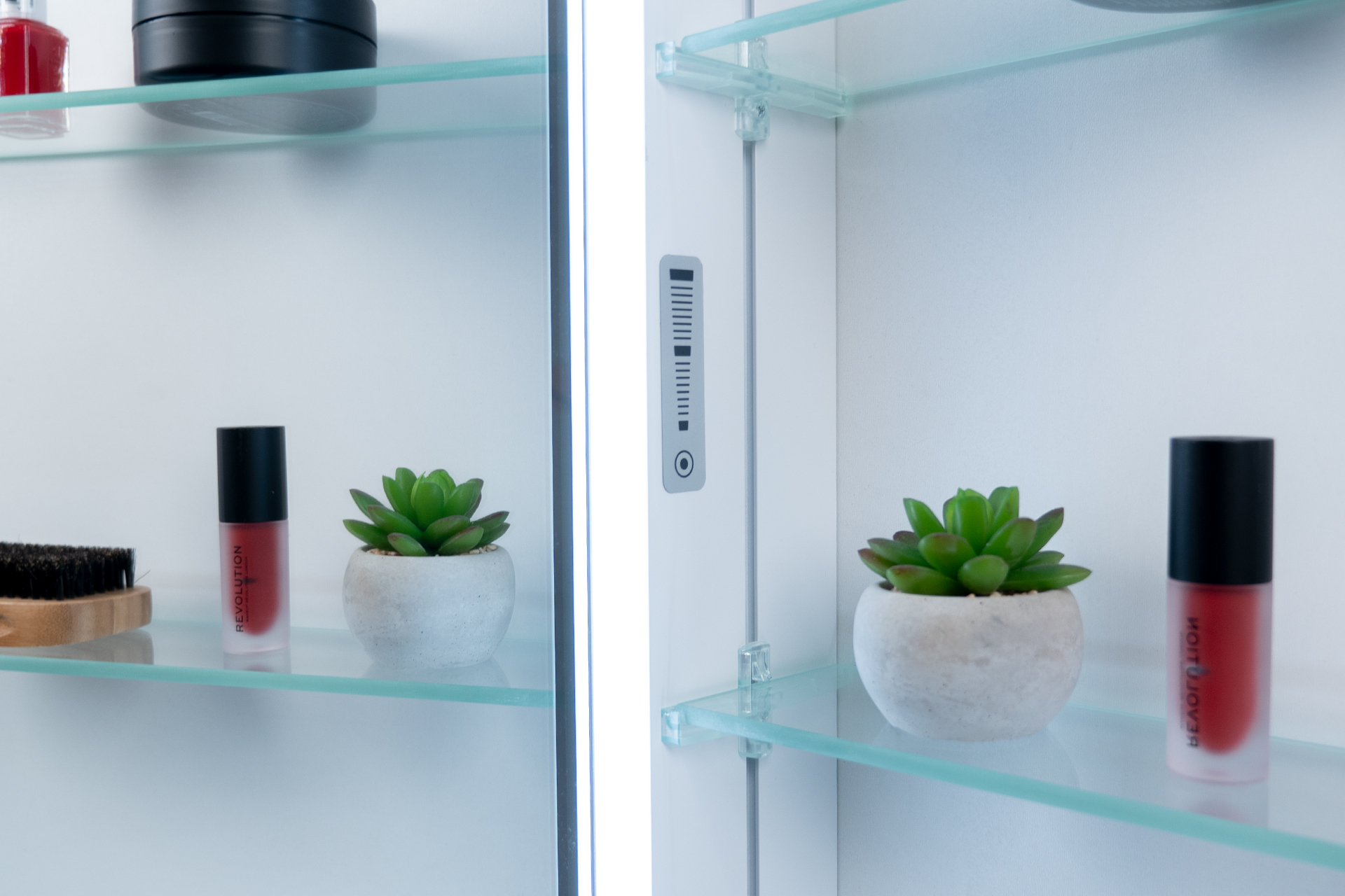 Über den Touchslider des Schneider GLOW D2W Spiegelschrankes lässt sich die Lichtfarbe verstellen. Touchslider Schneider GLOW D2W