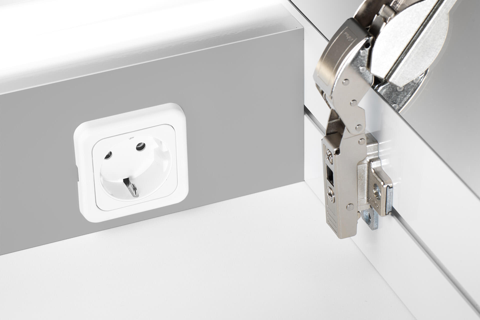 GRACE Line TW Spiegelschrank mit Schuko-Steckdose. 