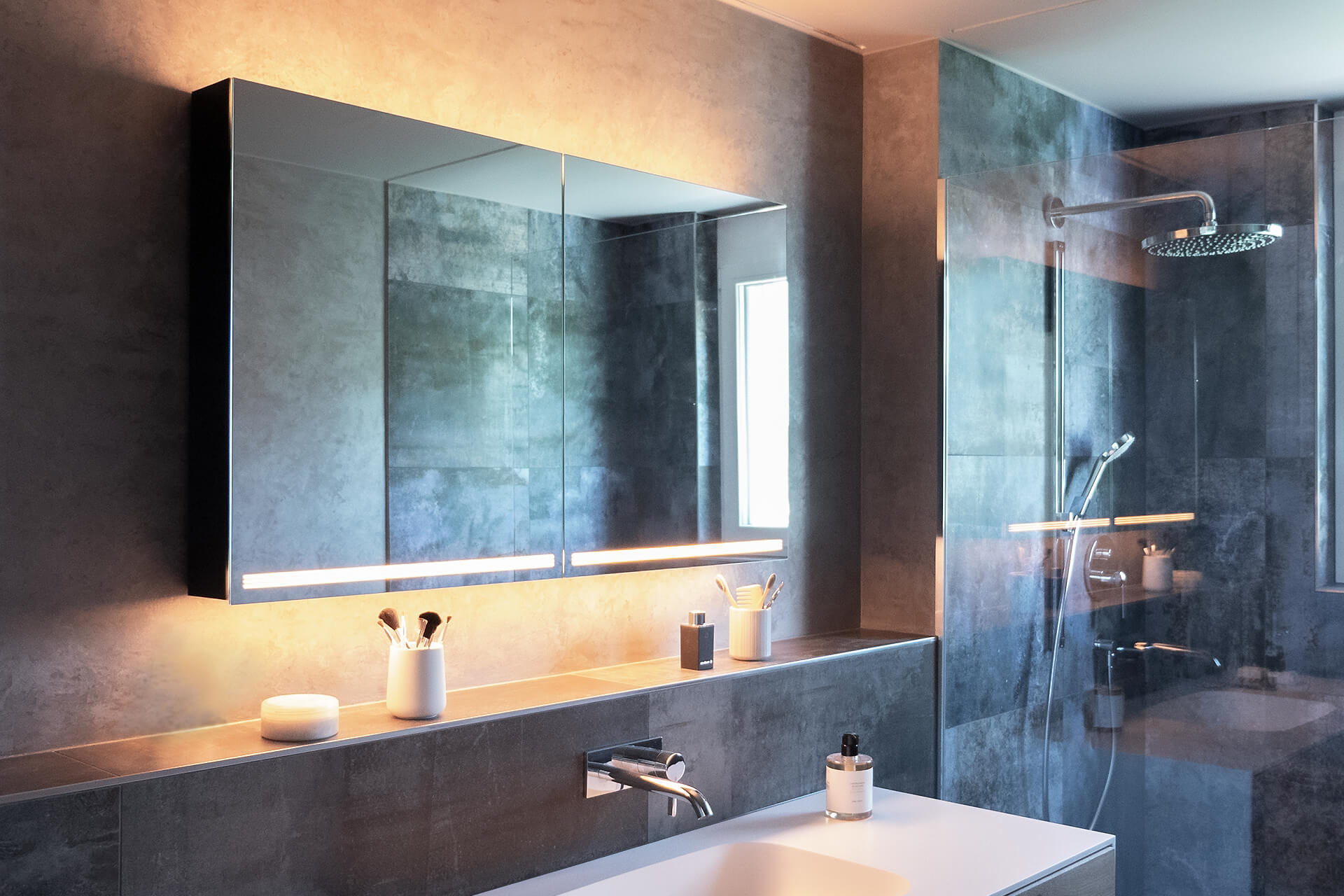 Armadio a specchio GRACE Line TW - Uno specchio luminoso senza lampade a vista. Armadio a specchio a parete GRACE Line TW. Illuminazione superiore e inferiore. Con doccia.