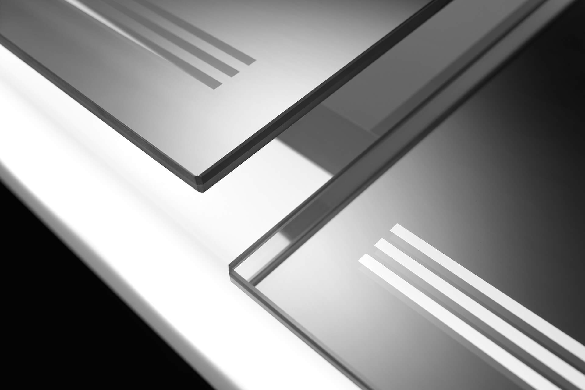 GRACE Line TW Armadio a specchi è sinonimo di esclusività semplice. Porte dell'armadio a specchio della linea GRACE TW con sfondo nero.