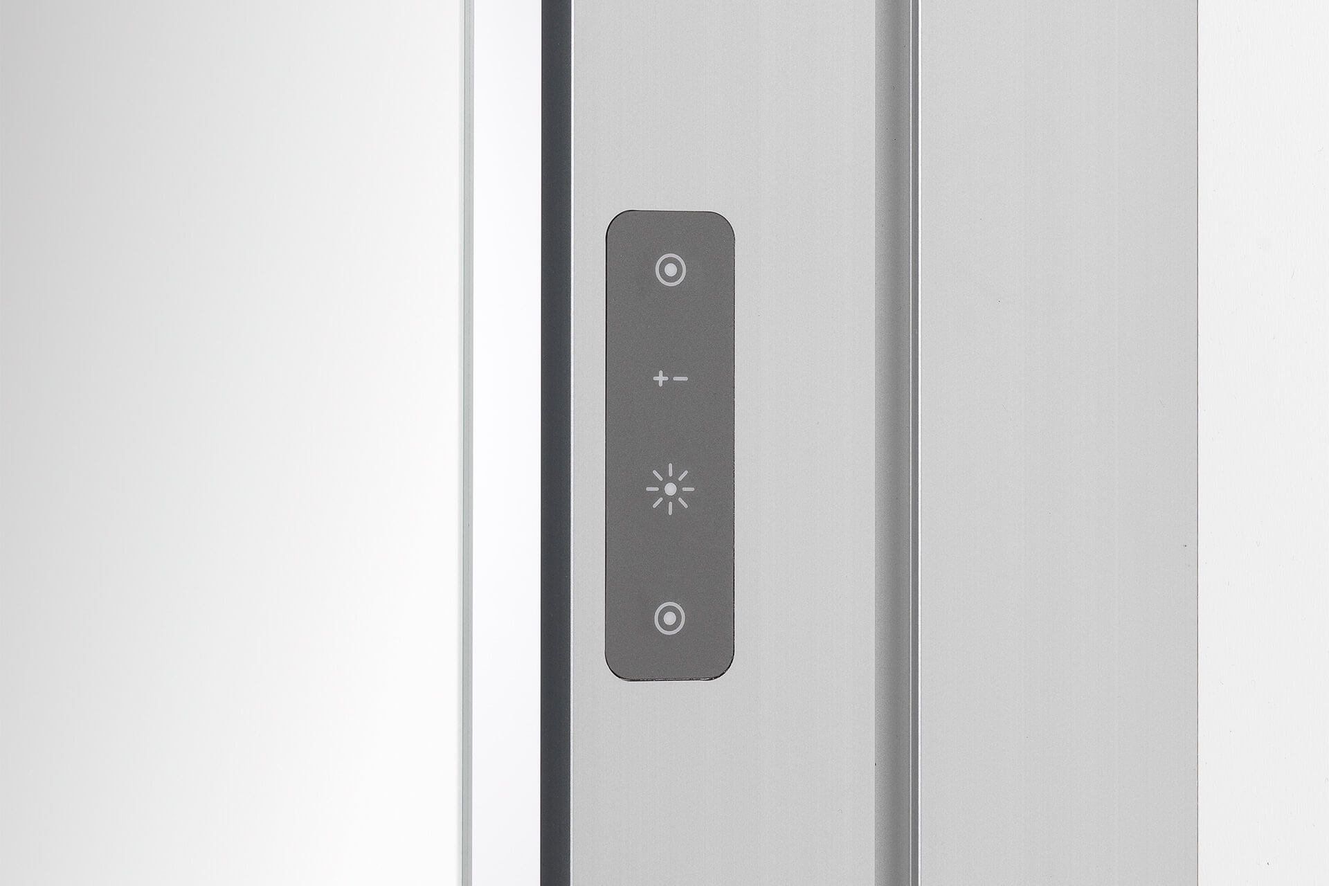 GRACE Line TW Armadio a specchi - Grazie alla funzione tunable white, potete anche dimmerare la luce bianca in base al vostro umore. GRACE Line TW Armadio a specchi dettaglio con tastiera a membrana.