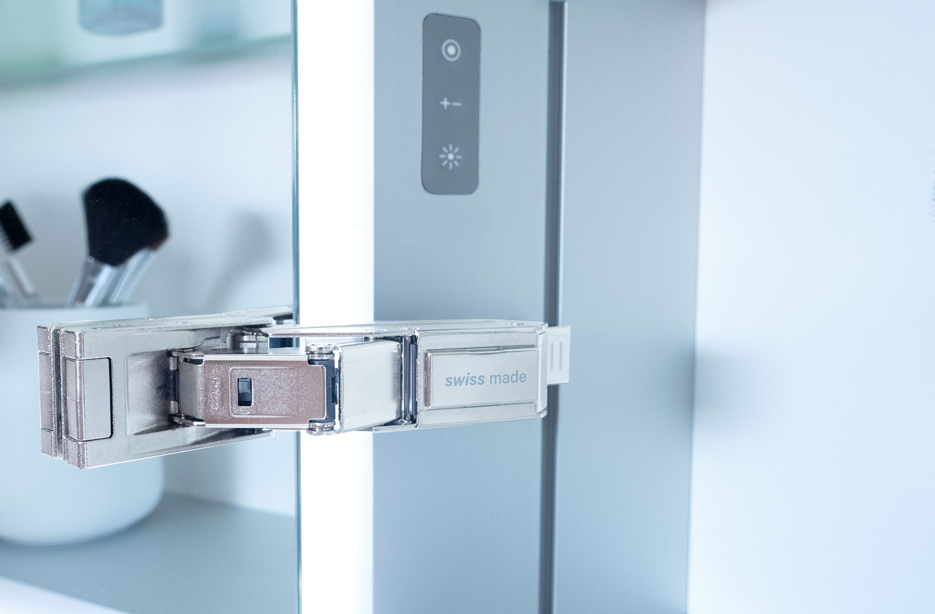 Cerniera e tastiera a membrana di un armadio a specchio