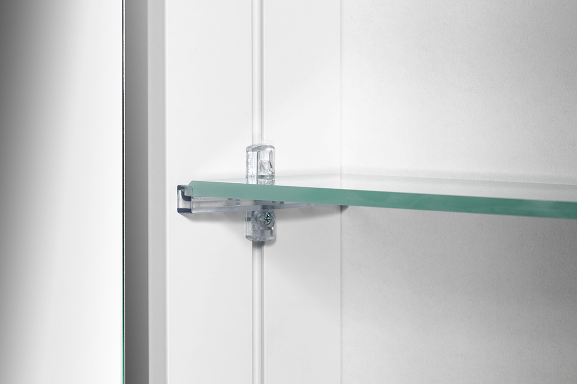 High functionality with the continuously adjustable glass shelves. Mirror cabinet with continuously adjustable glass shelf.