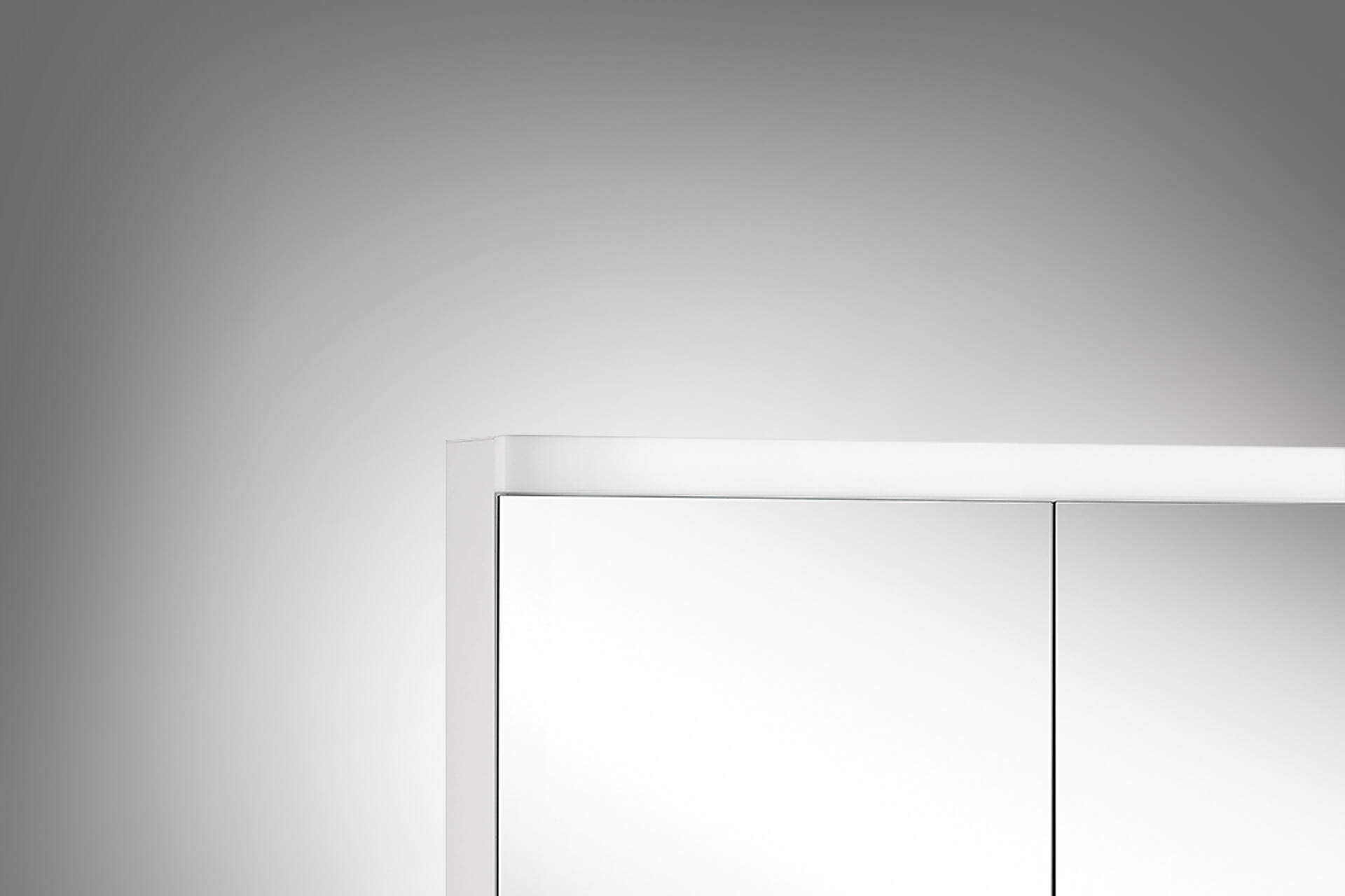 LOW Line BASIC LED Spiegelschrank - Hygienisches und pflegeleichtes Aluminium, weiss lackiert. LOW Line BASIC LED Spiegelschrank mit dekorativer Ecke.