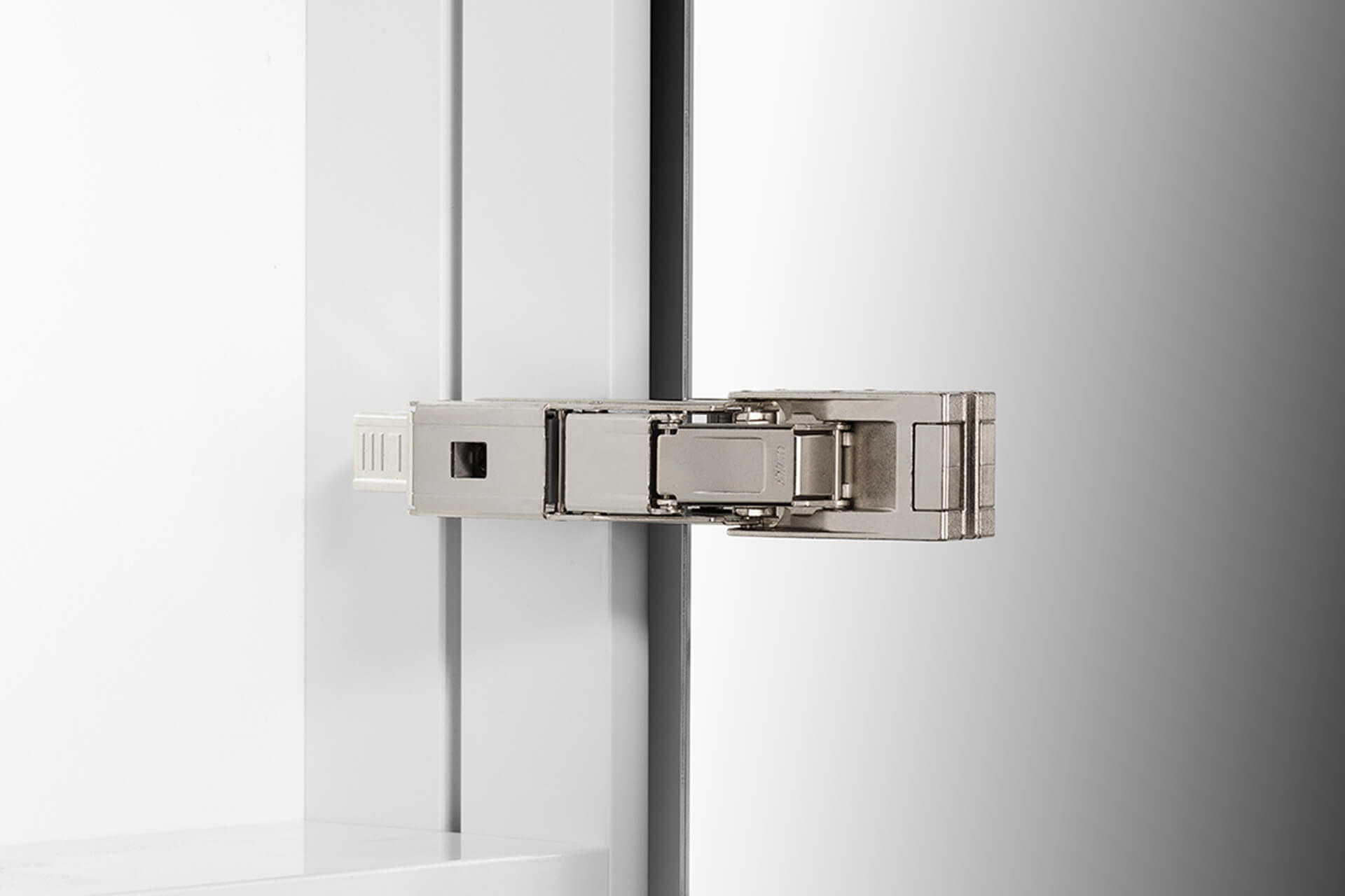 LOW Line BASIC LED Spiegelschrank mit integriertem Türdämpfer. LOW Line BASIC LED Spiegelschrank Scharniere.