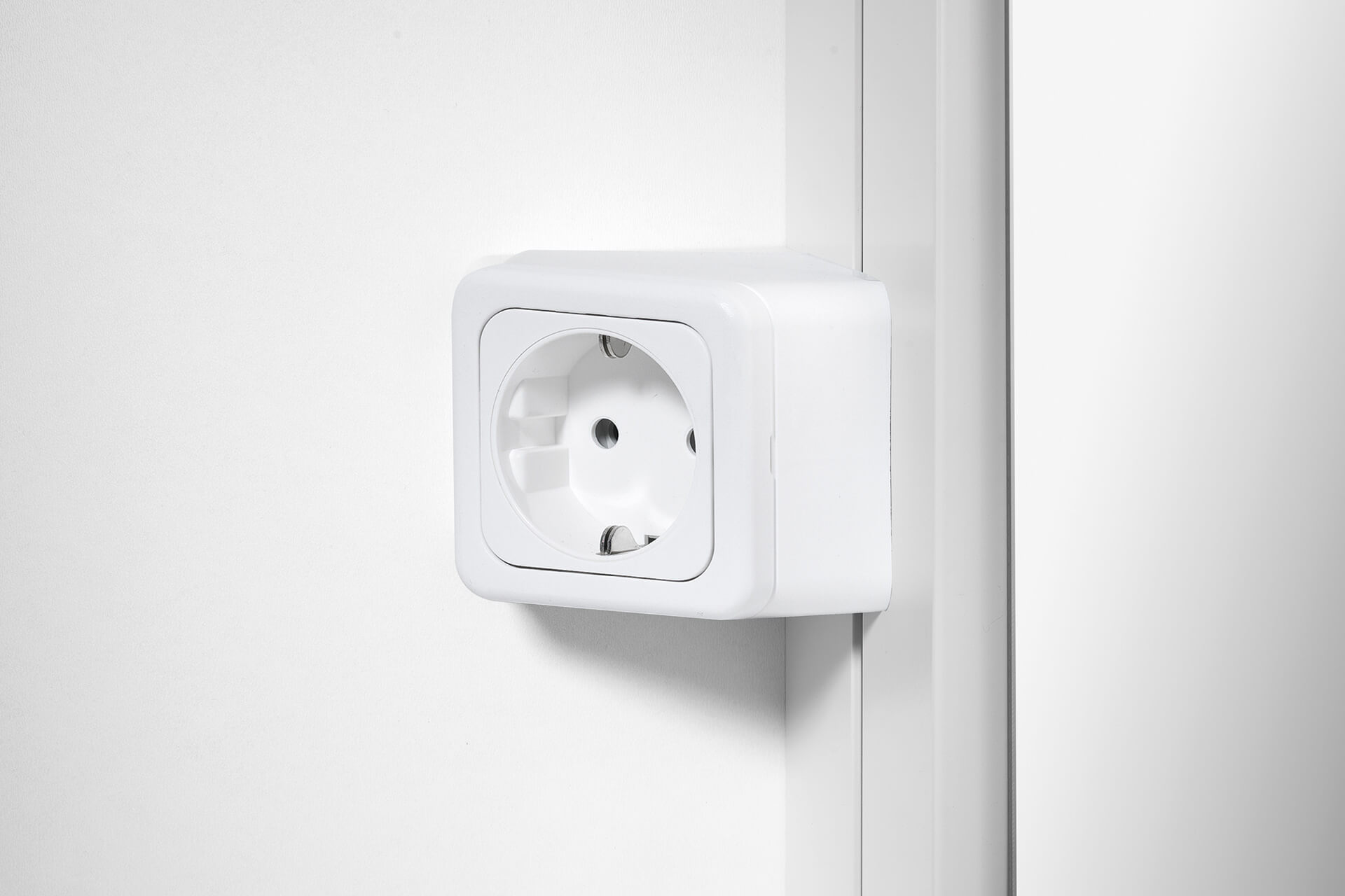 LOW Line PLUS LED Spiegelschrank mit Schuko-Steckdose.