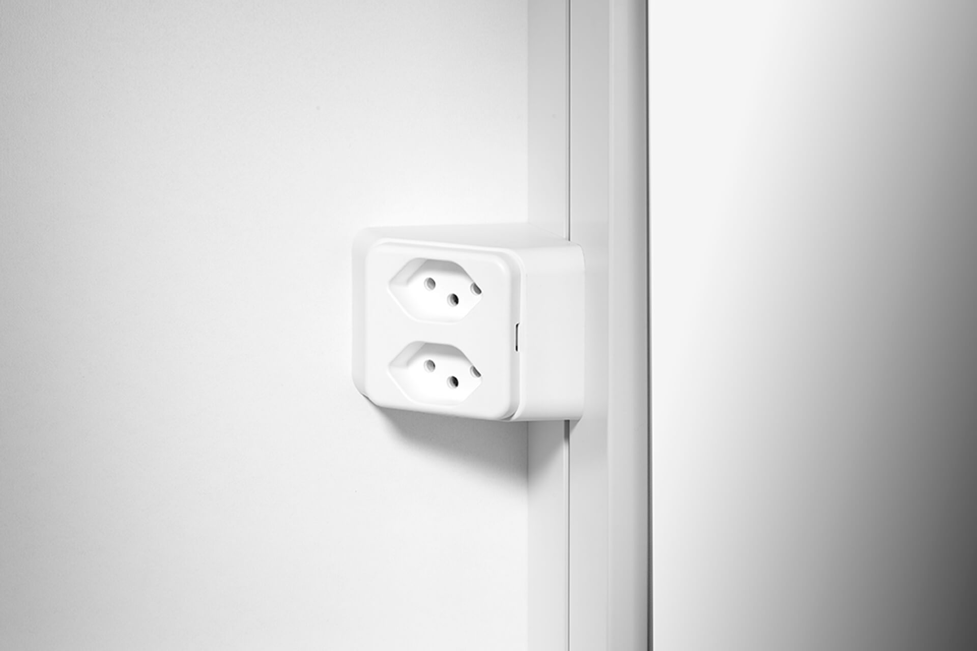 LOW Line PLUS LED Armadio a specchi presa doppia.