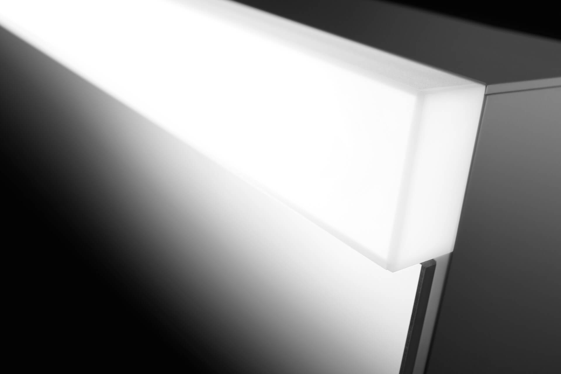 LOW Line PLUS LED armadio a specchi angolo con sfondo nero.