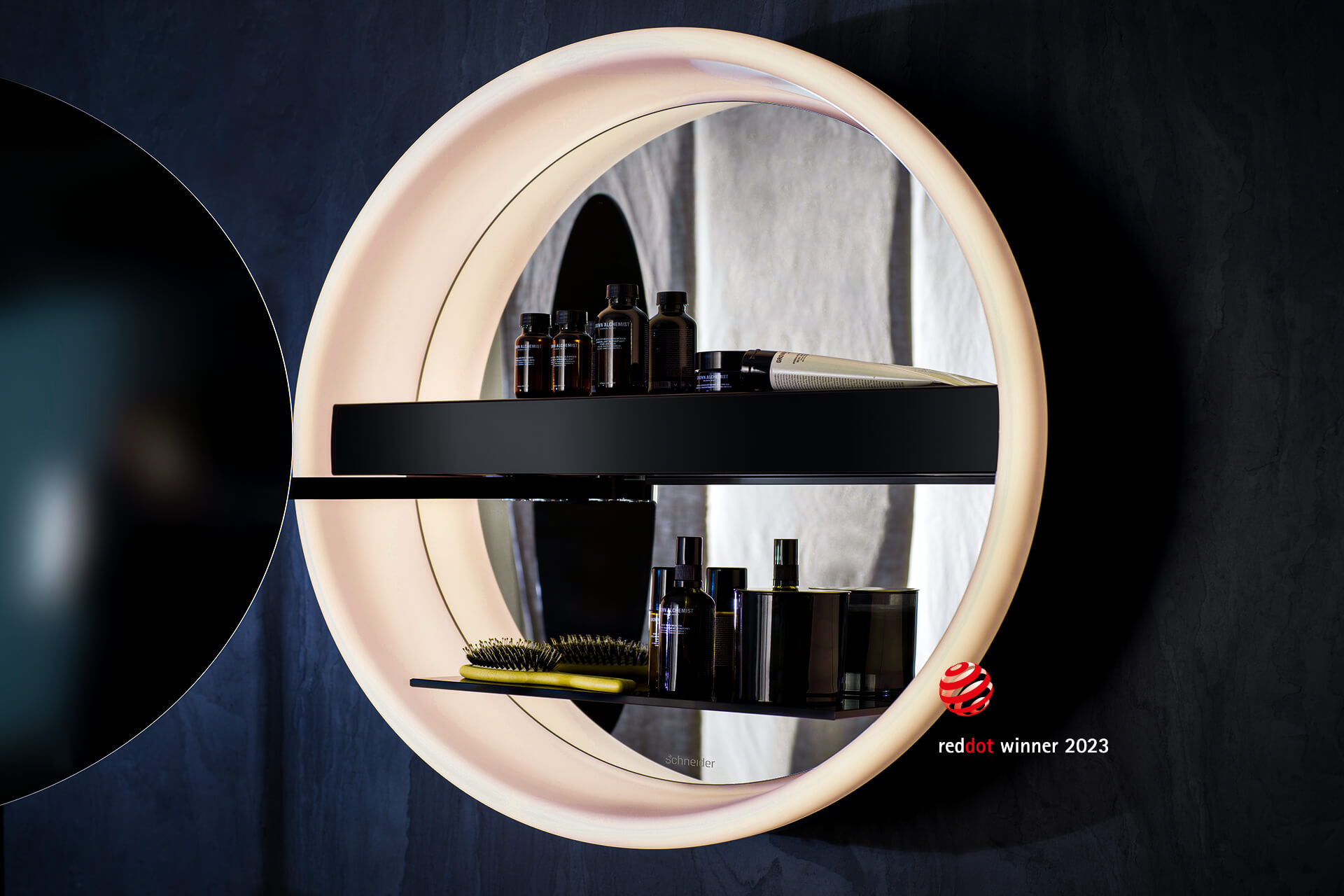 Armadio a specchio su parete in cemento. Porta aperta con scaffali e articoli da toilette.