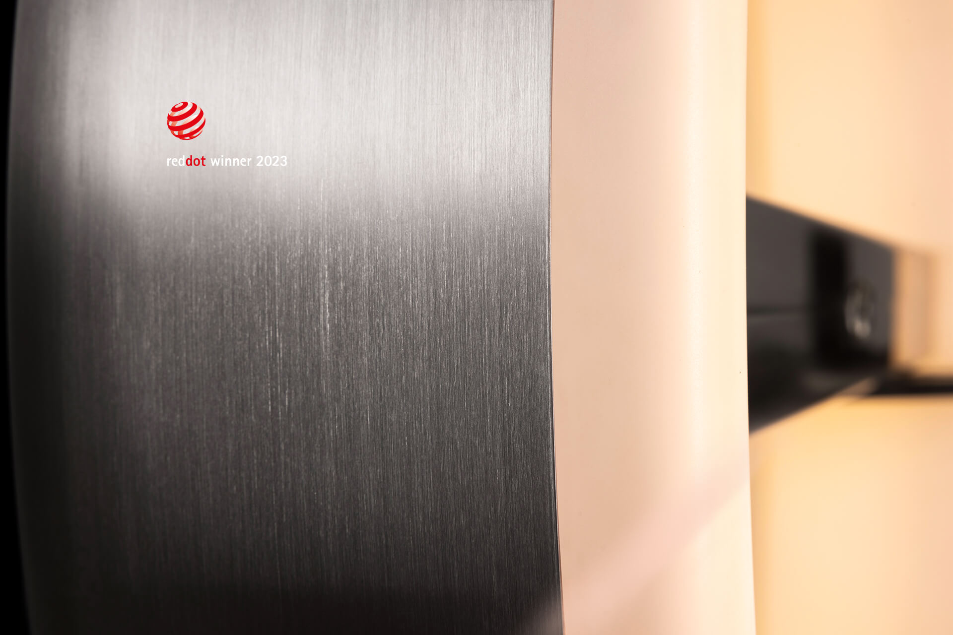 Armadio a specchio su parete in cemento. Parete laterale in acciaio inox.