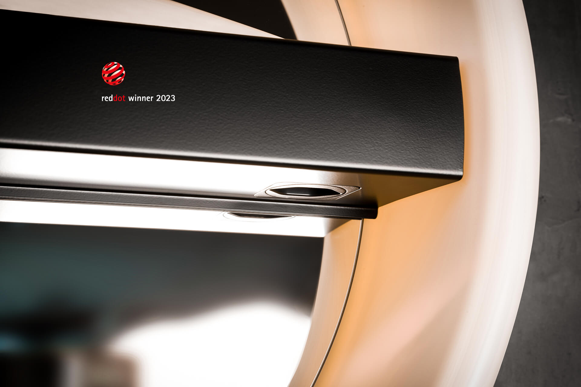 Armadio a specchio su parete in cemento con console centrale dal basso con presa di corrente.