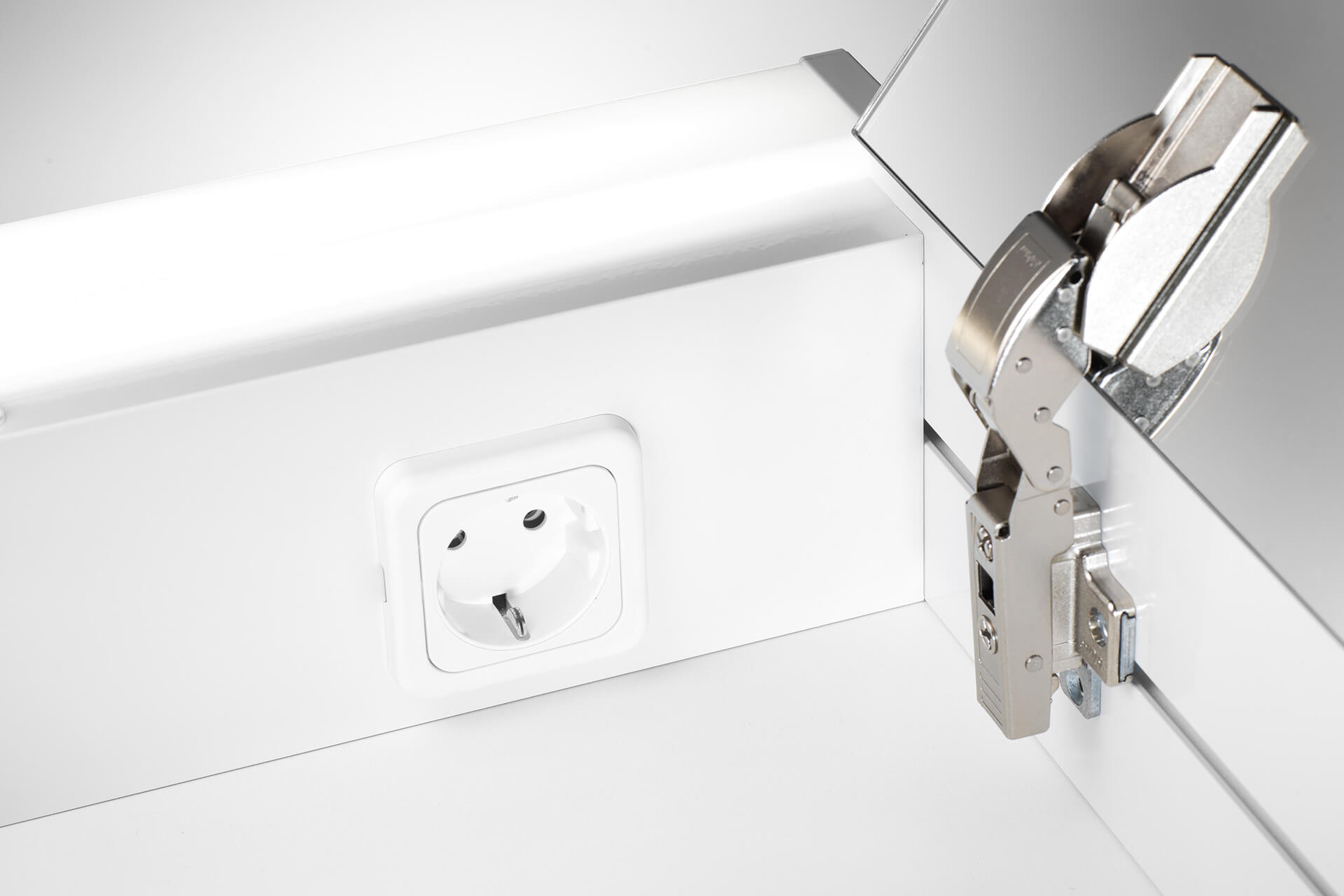 PATA Line LED Spiegelschrank mit Schuko-Steckdose.