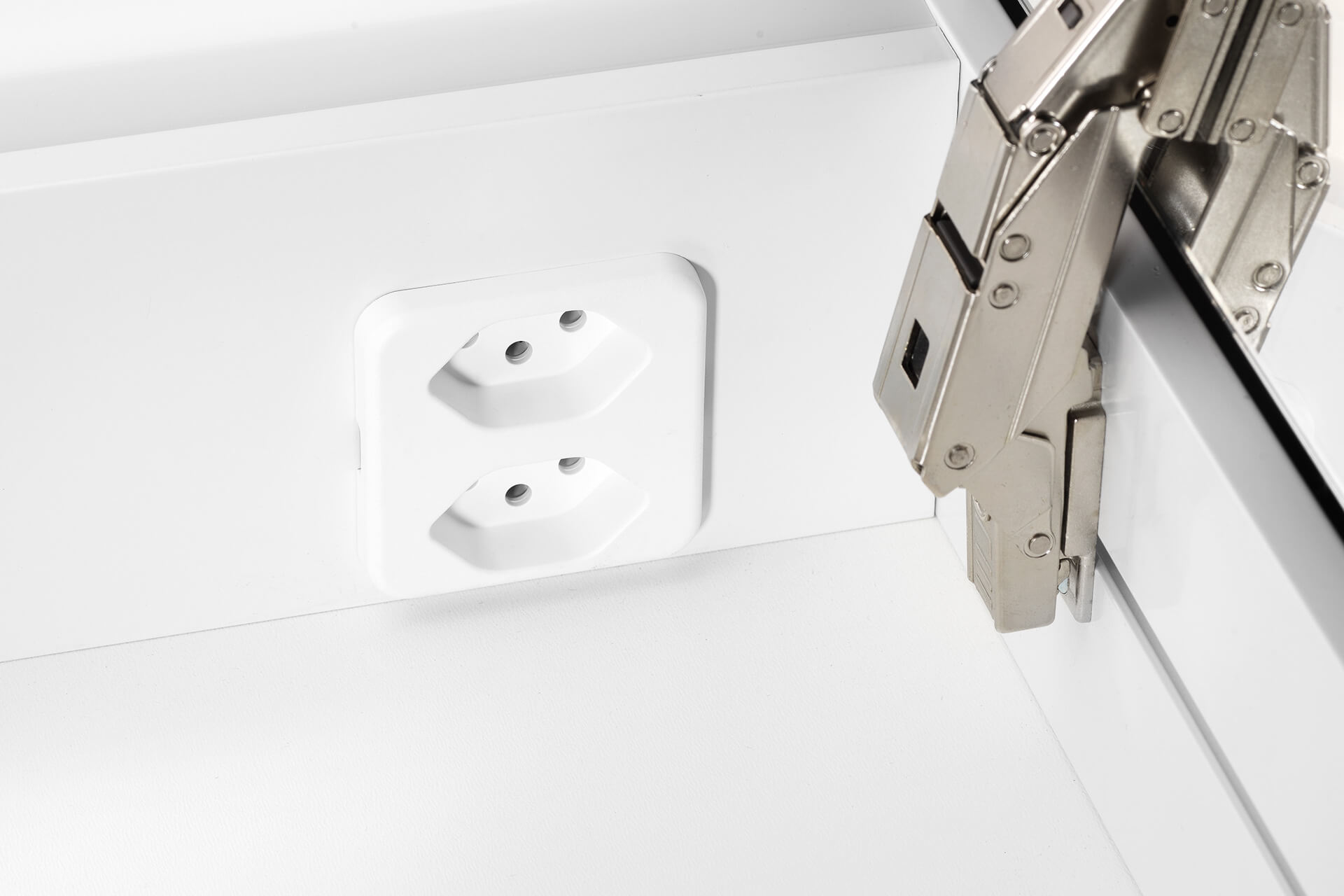 PATA Line LED Armoire-miroir - Double prise à droite, mais qui peut être placée en haut à gauche. PATA Line LED Armoire-miroir double prise et charnière.