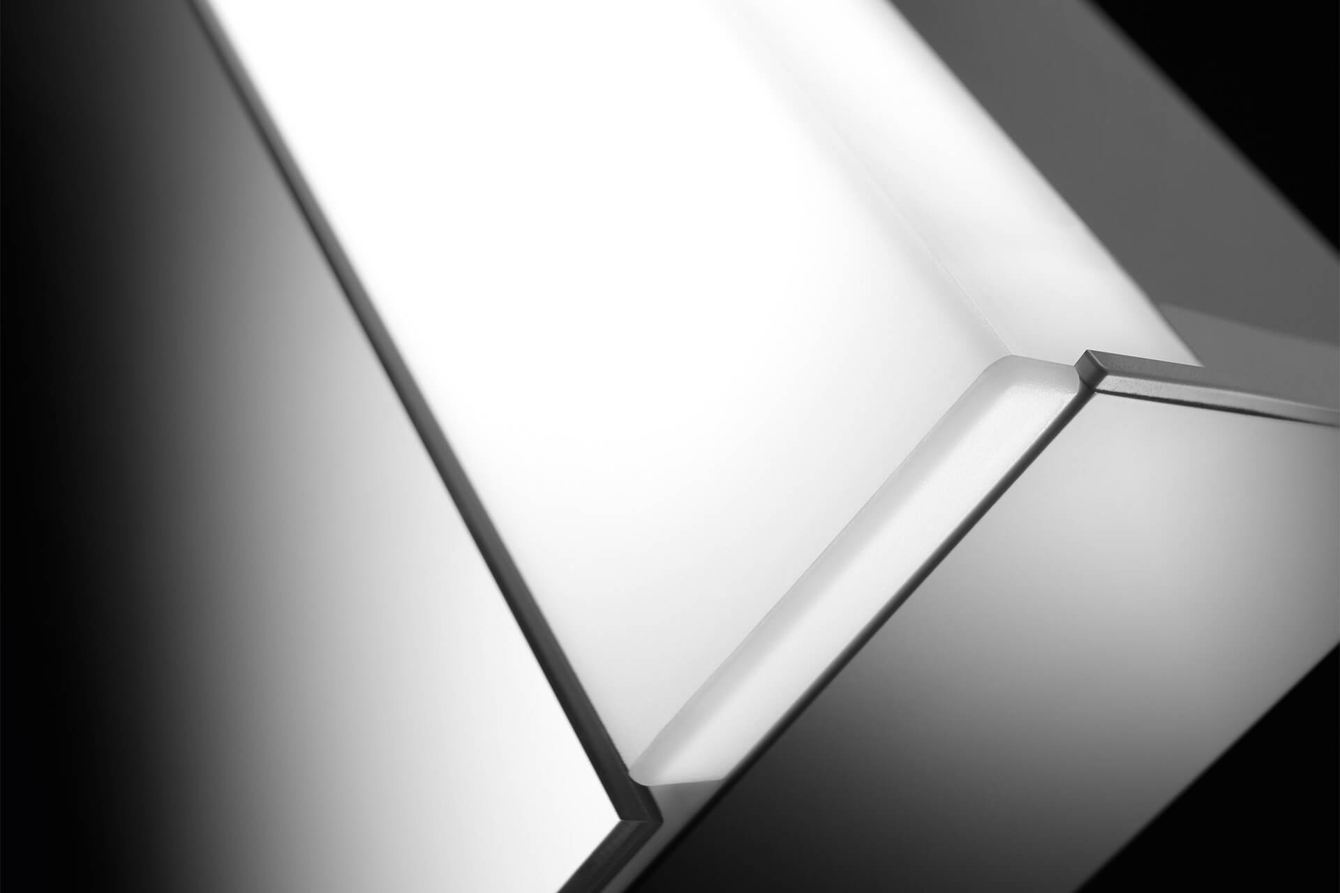 PATA Line LED Armoire-miroir- L’armoire-miroir polyvalente. PATA Line LED Armoire-miroir coin avec fond noir.