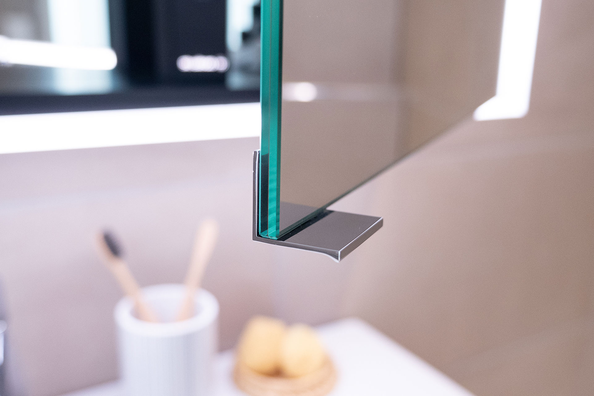 PREMIUM Line Ultimate HCL Spiegelschrank - Der Spiegelschrank der Superlative. PREMIUM Line Ultimate HCL Spiegelschrank - Türgriff - Spiegeltüre geöffnet