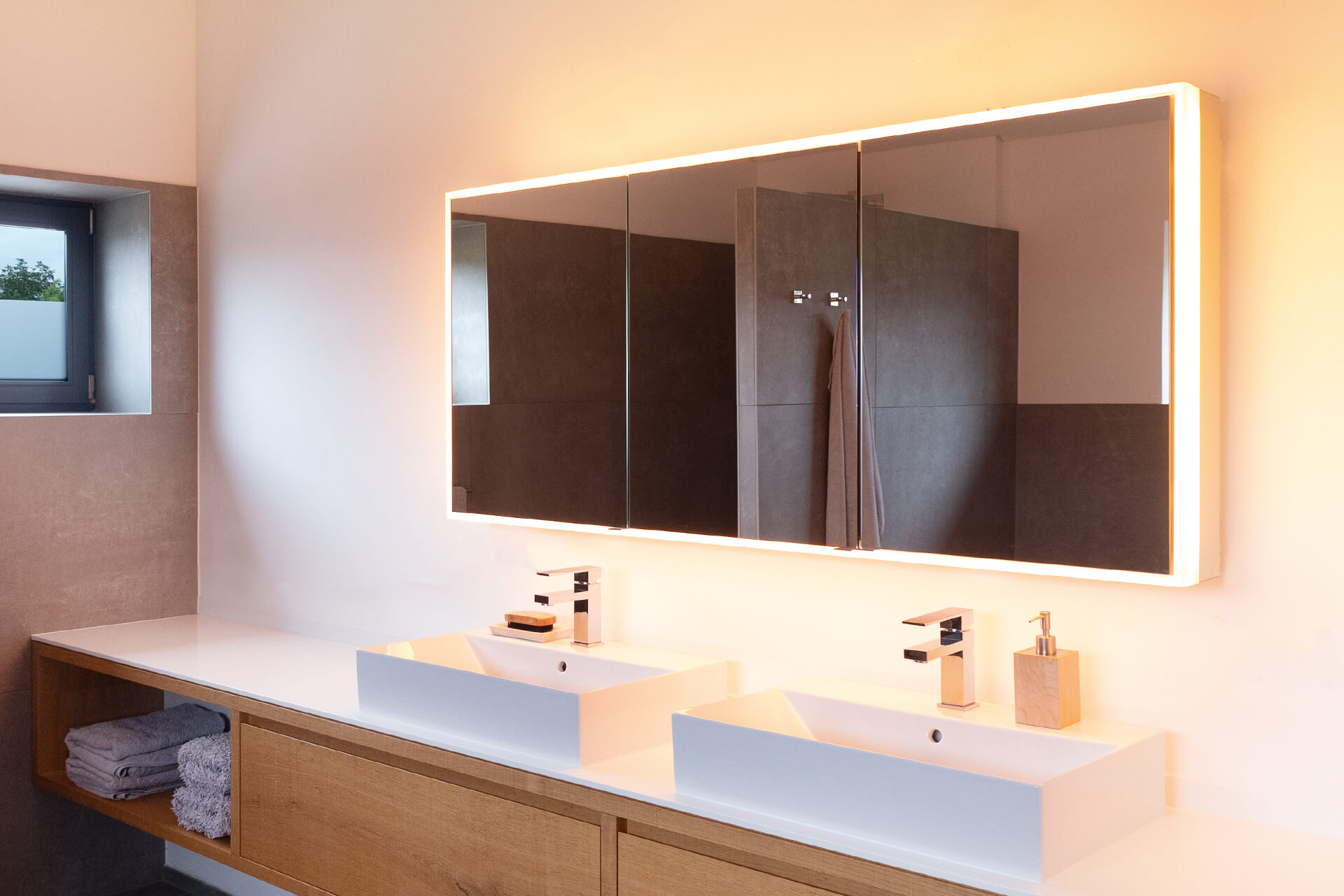 PREMIUM Line Ultimate HCL - la perfection à son propre rythme Armoire de toilette montée au mur, 2 lavabos et soubassement. Fenêtre avec verre dépoli.