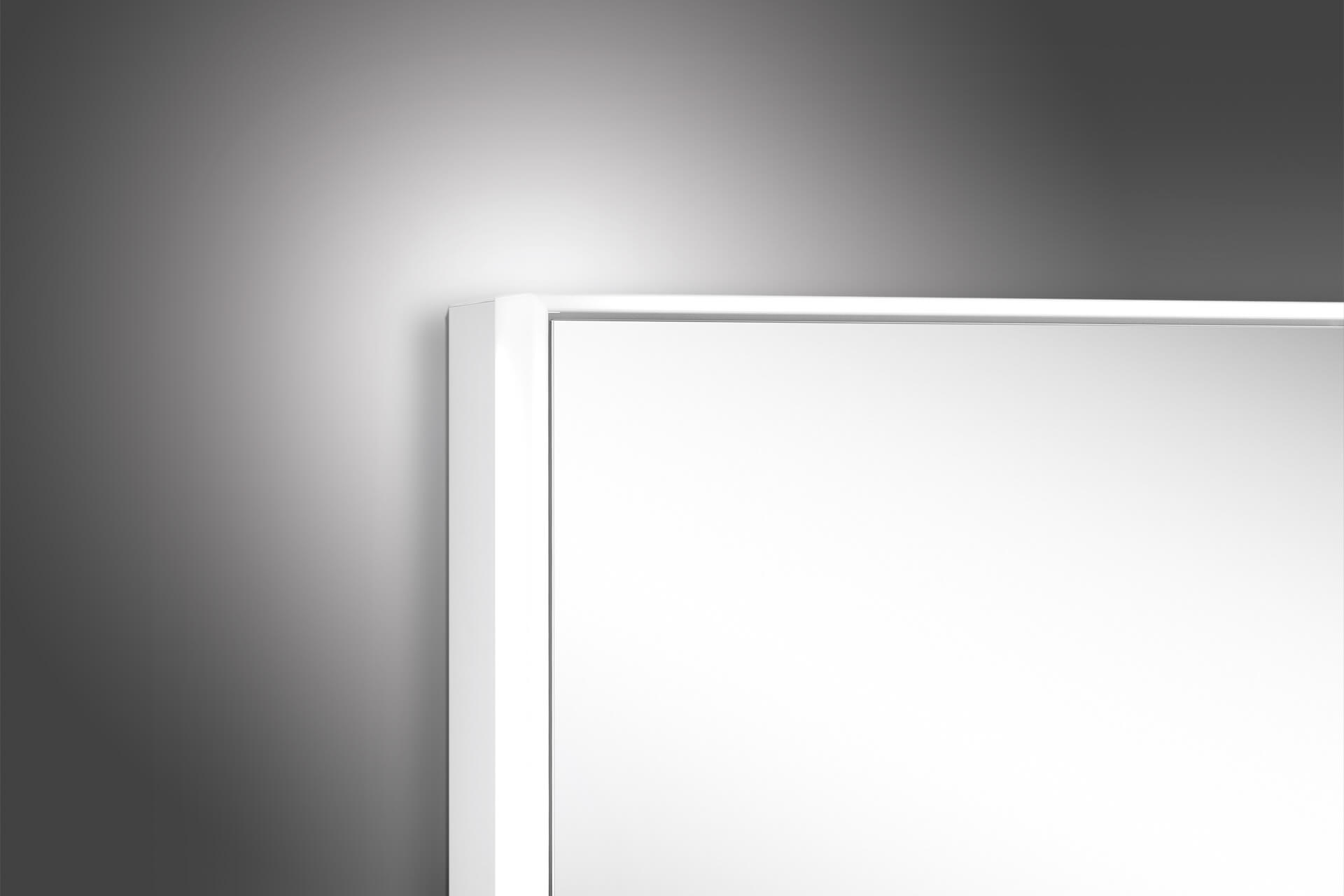 PREMIUM Line Ultimate HCL Armoire-miroir - Le nec plus ultra de l’armoire-miroir. PREMIUM Line Ultimate HCL Armoire-miroir coin bien éclairé.