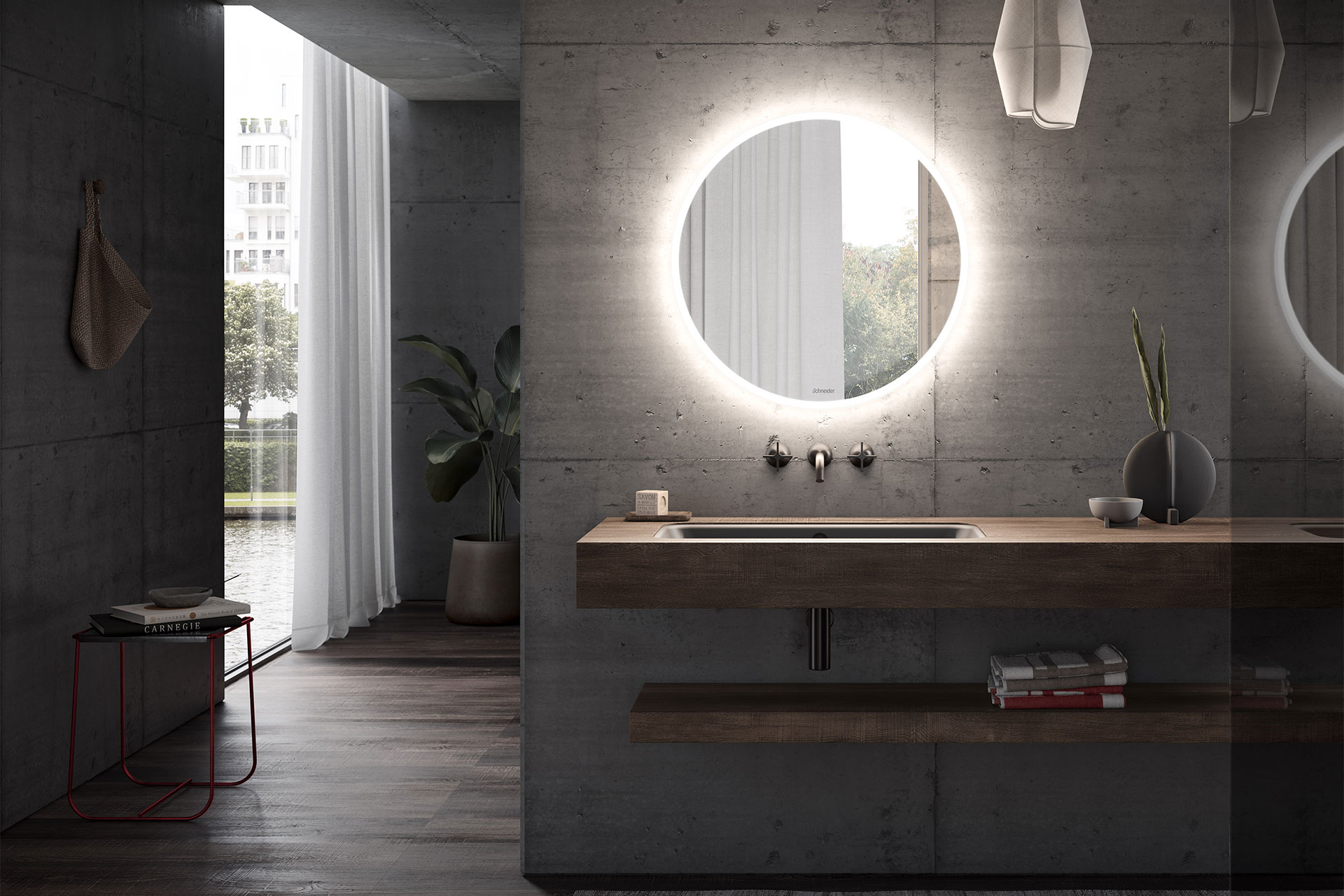 Runder Lichtspiegel leuchtet in der Wandmitte im Badezimmer.