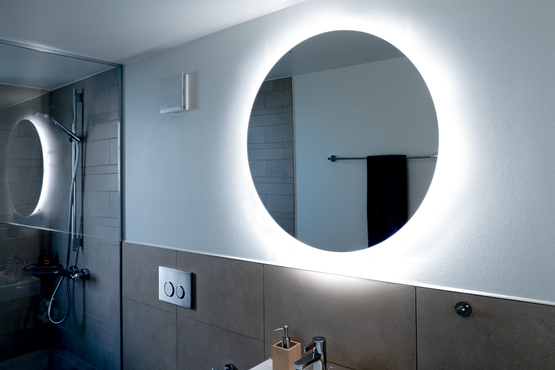 STYLE Line Ultimate LED Miroir lumineux Lumière sur une première mondiale Miroir rond rétroéclairé pour le lavabo et la douche.